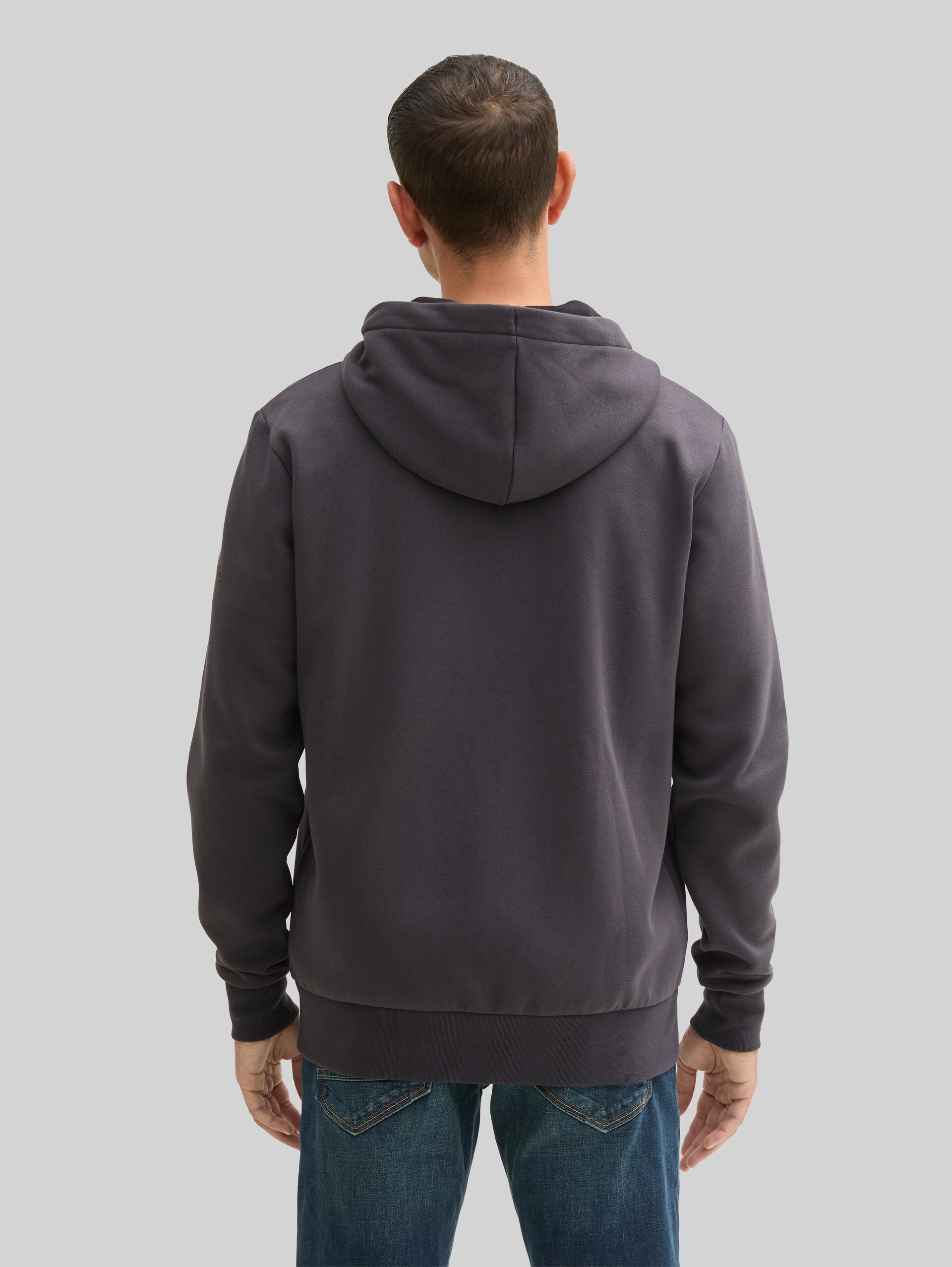Basic Hoodie Sweatjacke - Tarmac Grey - Auschnitt Model-Rückansicht