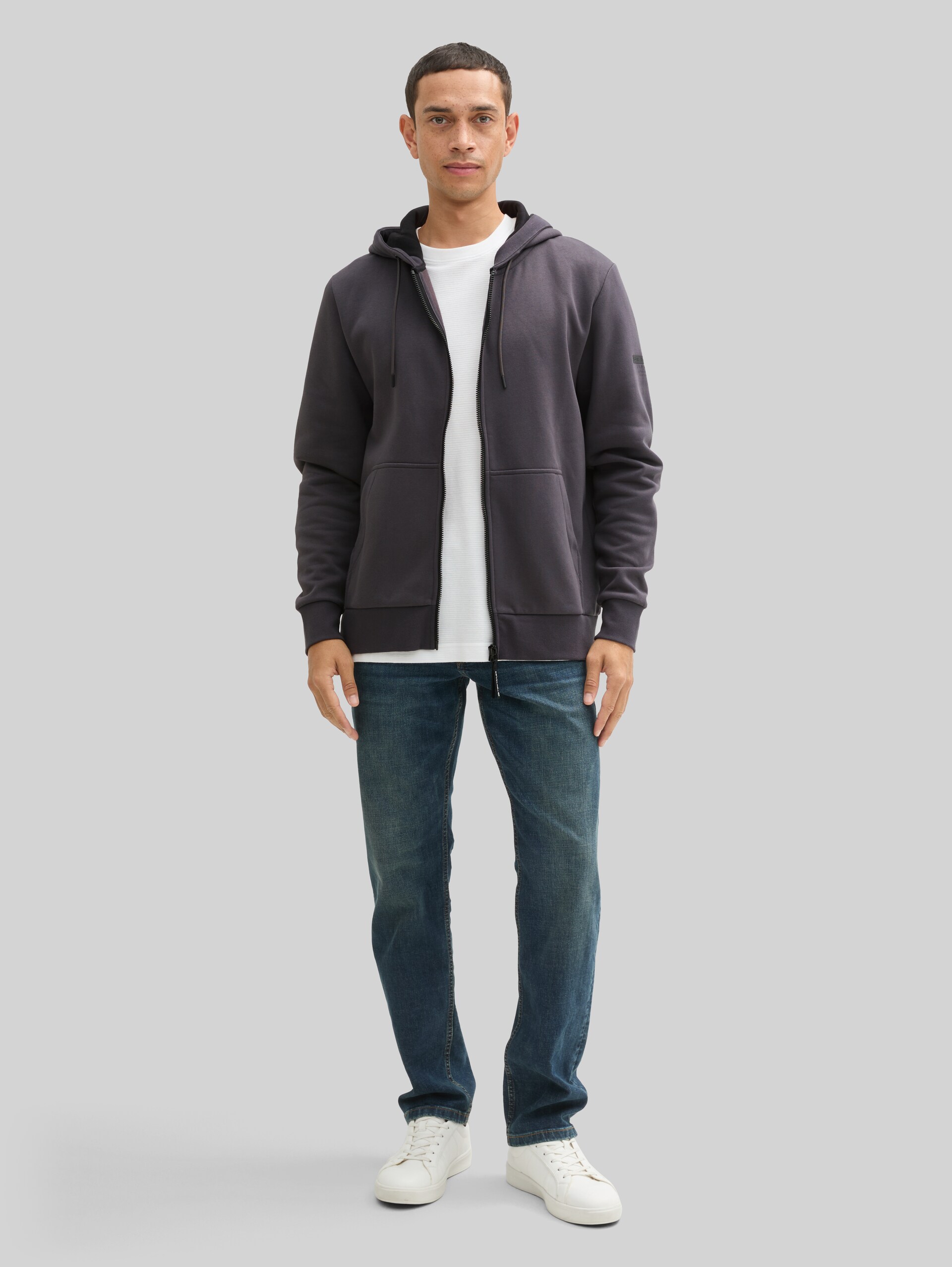 Basic Hoodie Sweatjacke - Tarmac Grey - Model-Vorderansicht