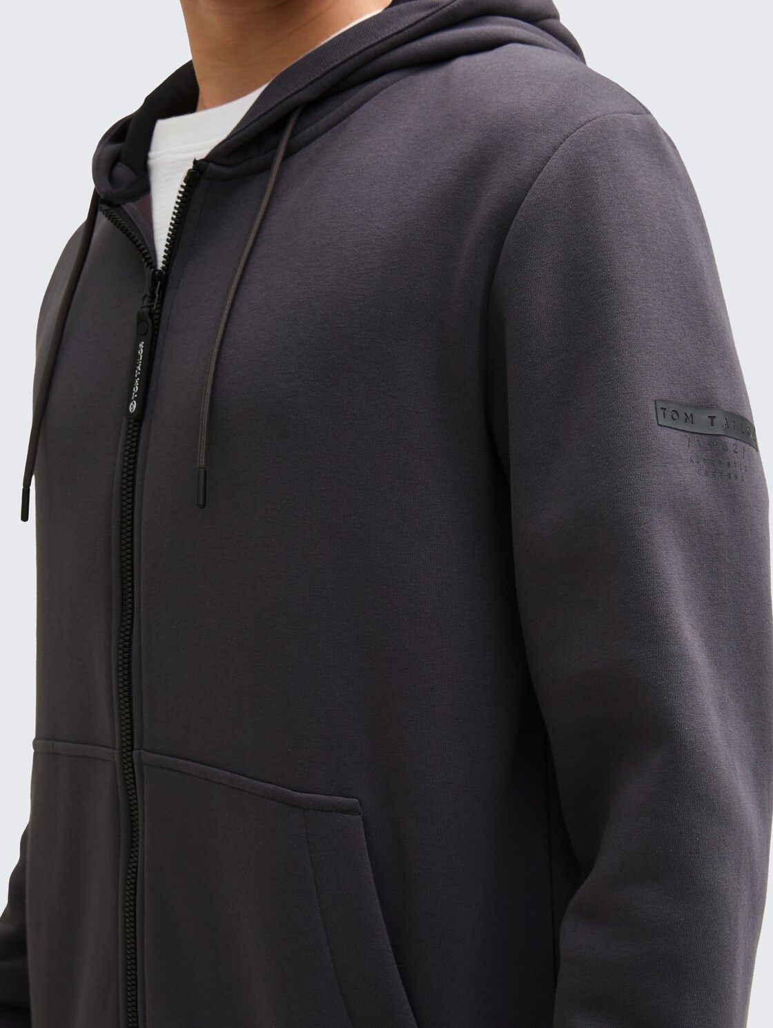 Basic Hoodie Sweatjacke - Tarmac Grey - Detail-Model-Ansicht