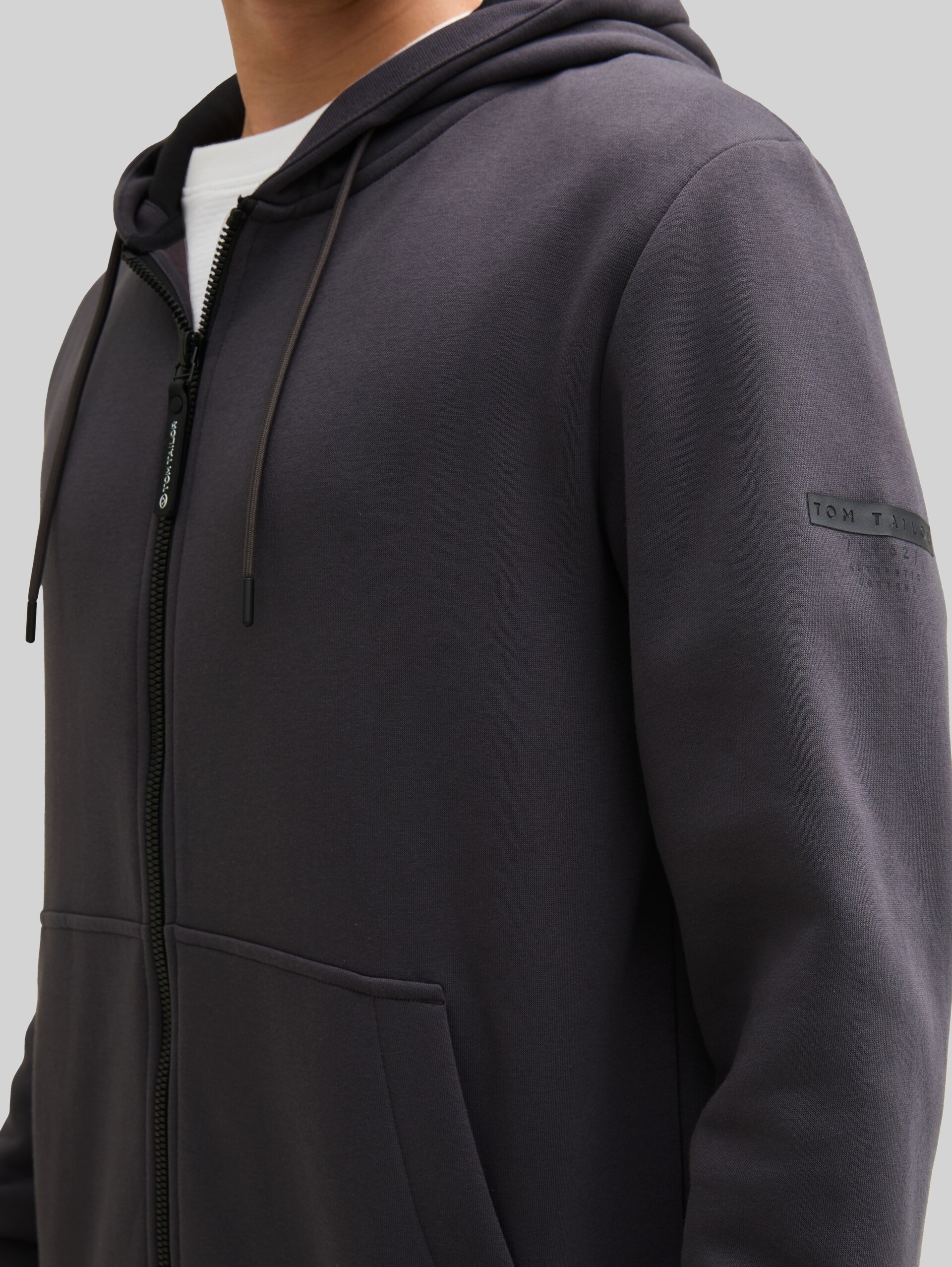 Basic Hoodie Sweatjacke - Tarmac Grey - Detail-Model-Ansicht