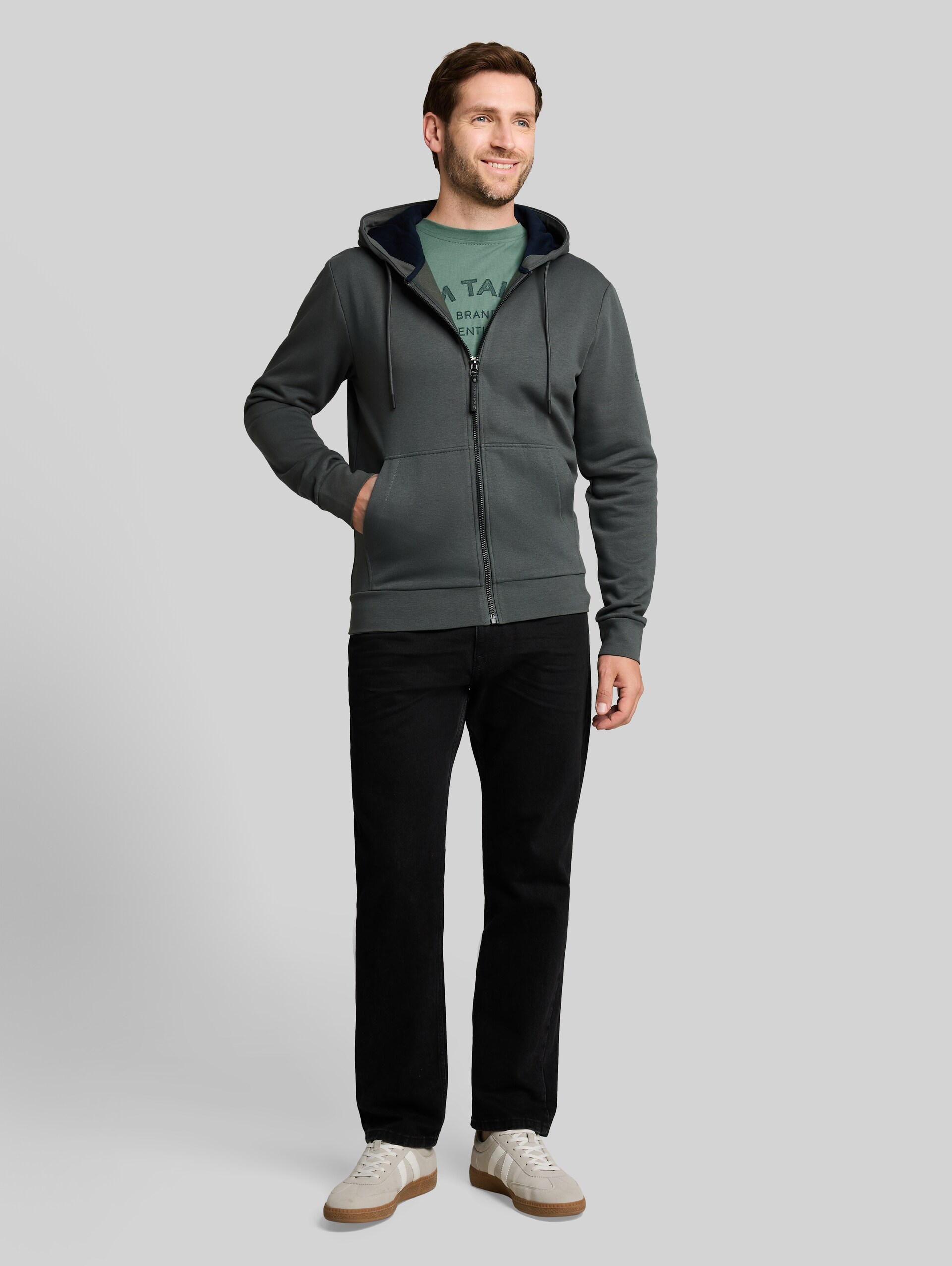 Basic hoodie-sweatjack - Darkest Olive - Model vooraanzicht
