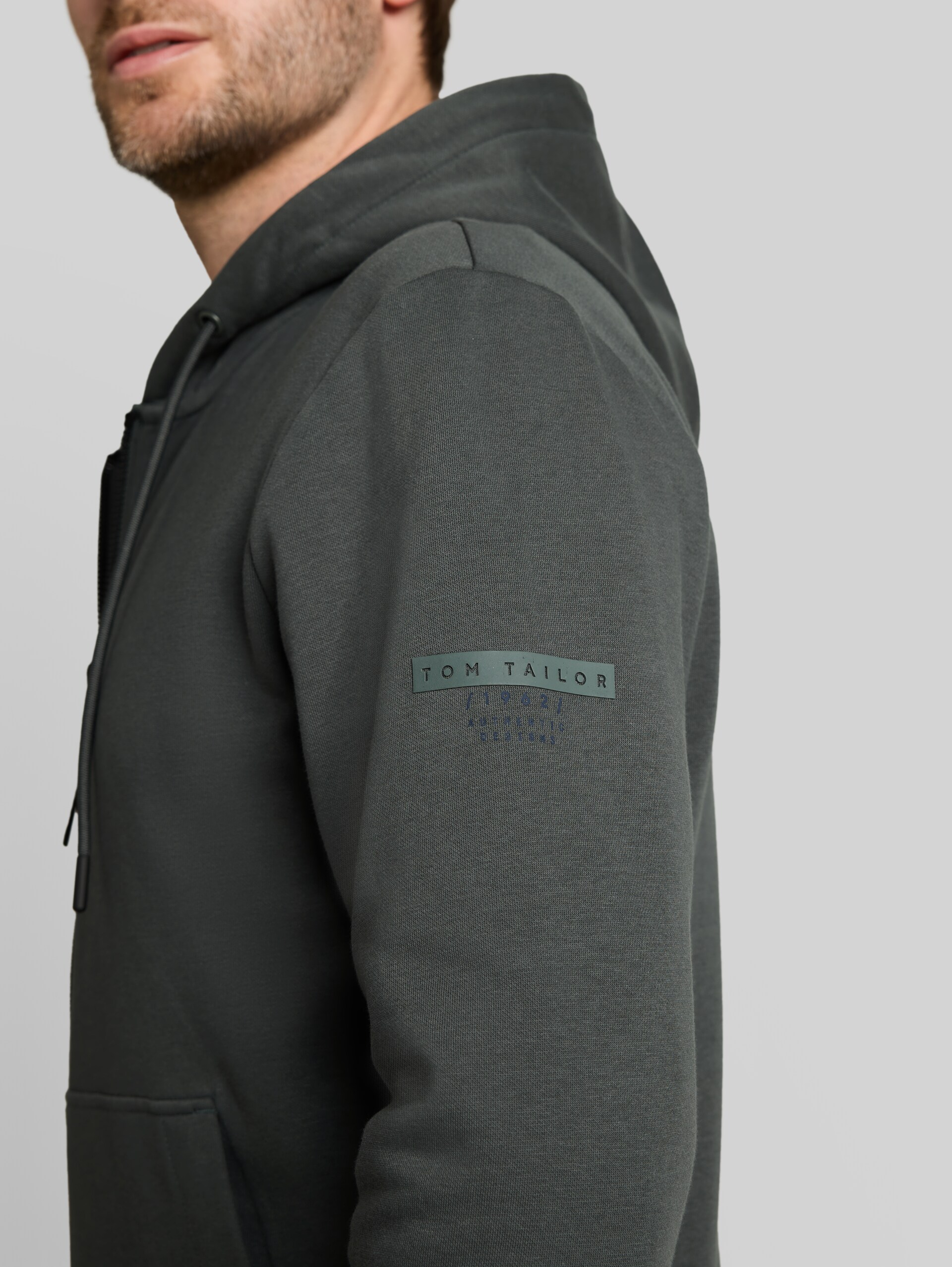 Basic hoodie-sweatjack - Darkest Olive - Detailaanzicht model