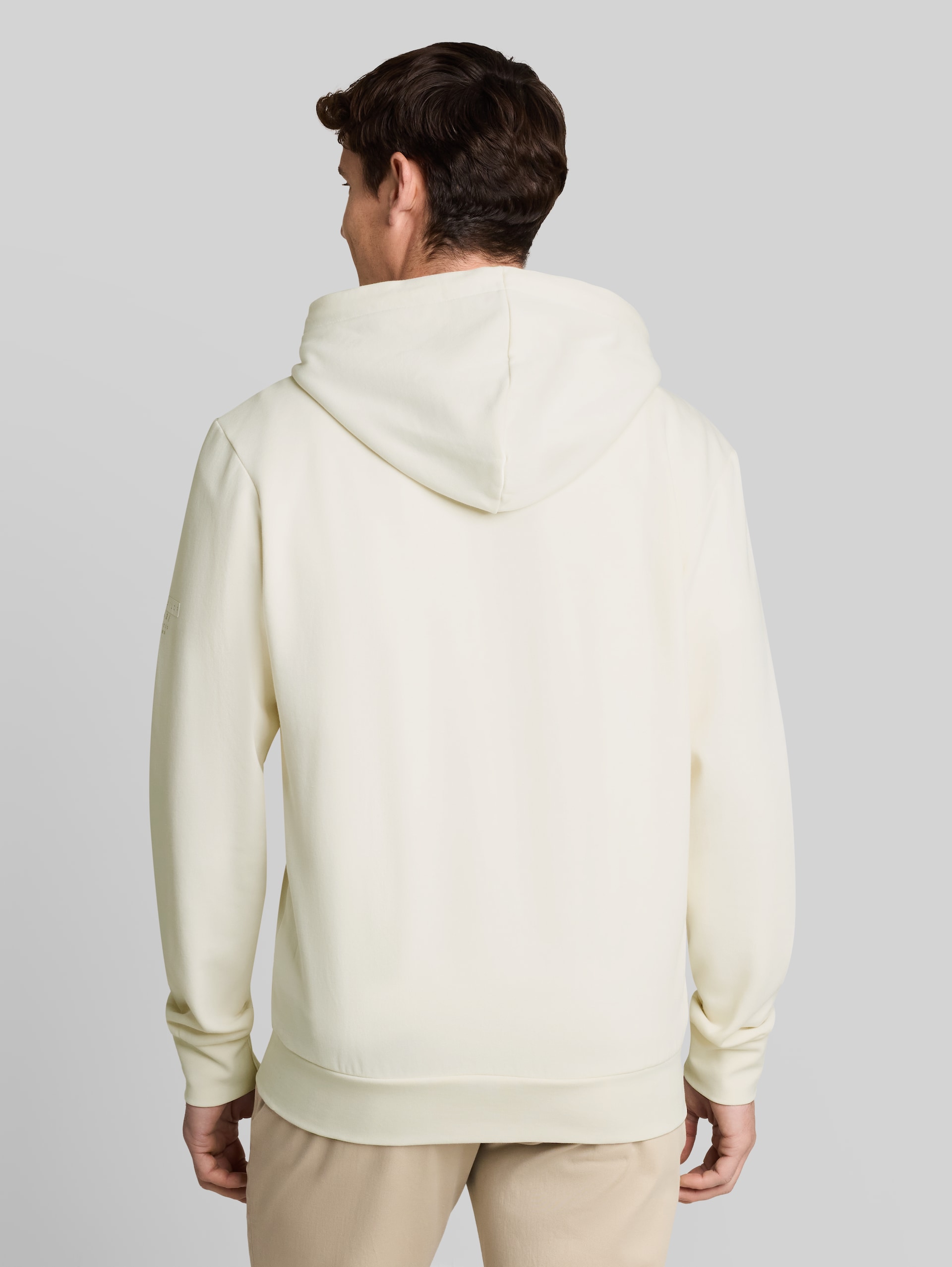 Basic hoodie-sweatjack - cloud off white - Neklijn model-achteraanzicht