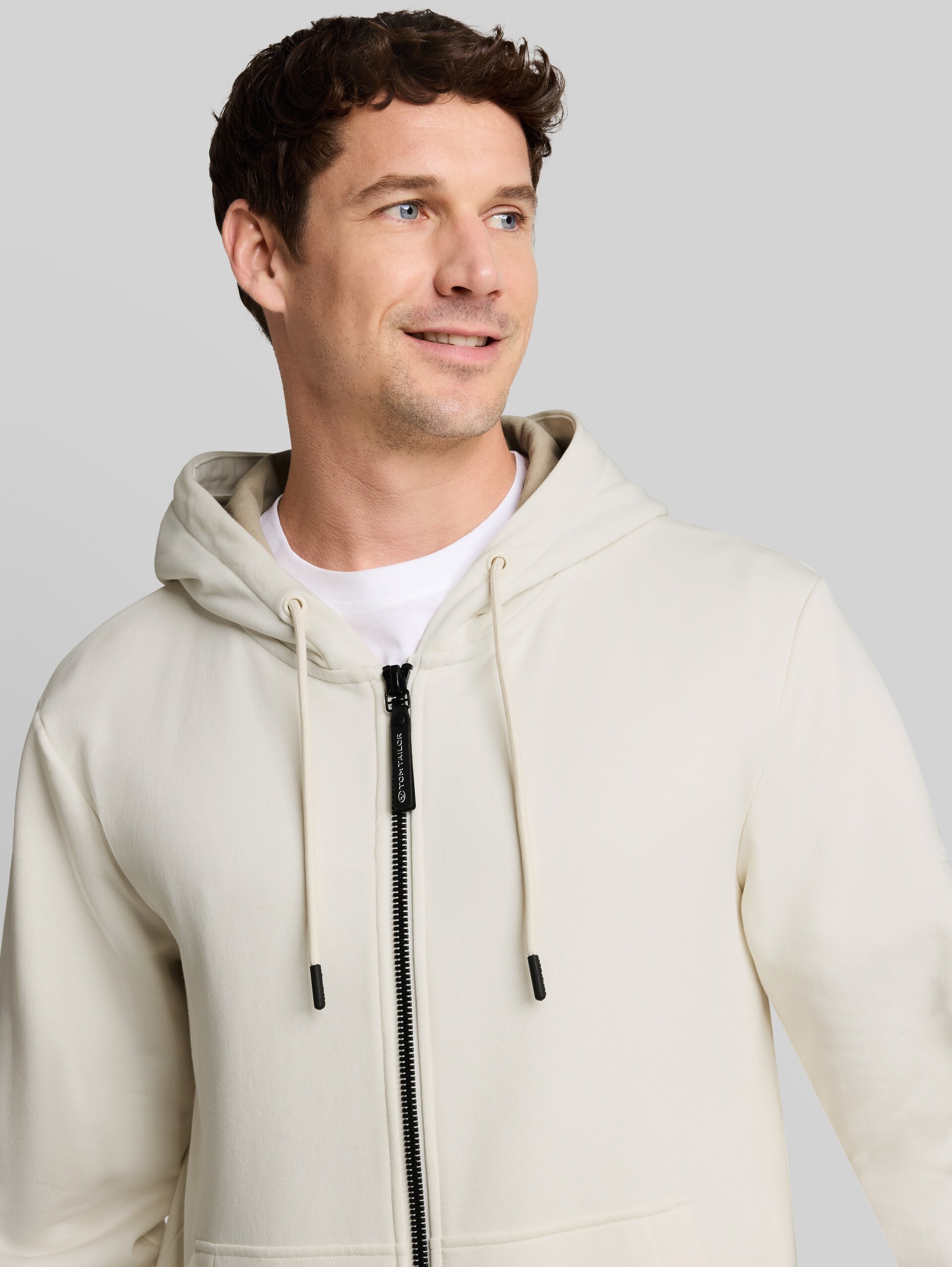 Basic hoodie-sweatjack - cloud off white - Detailaanzicht model