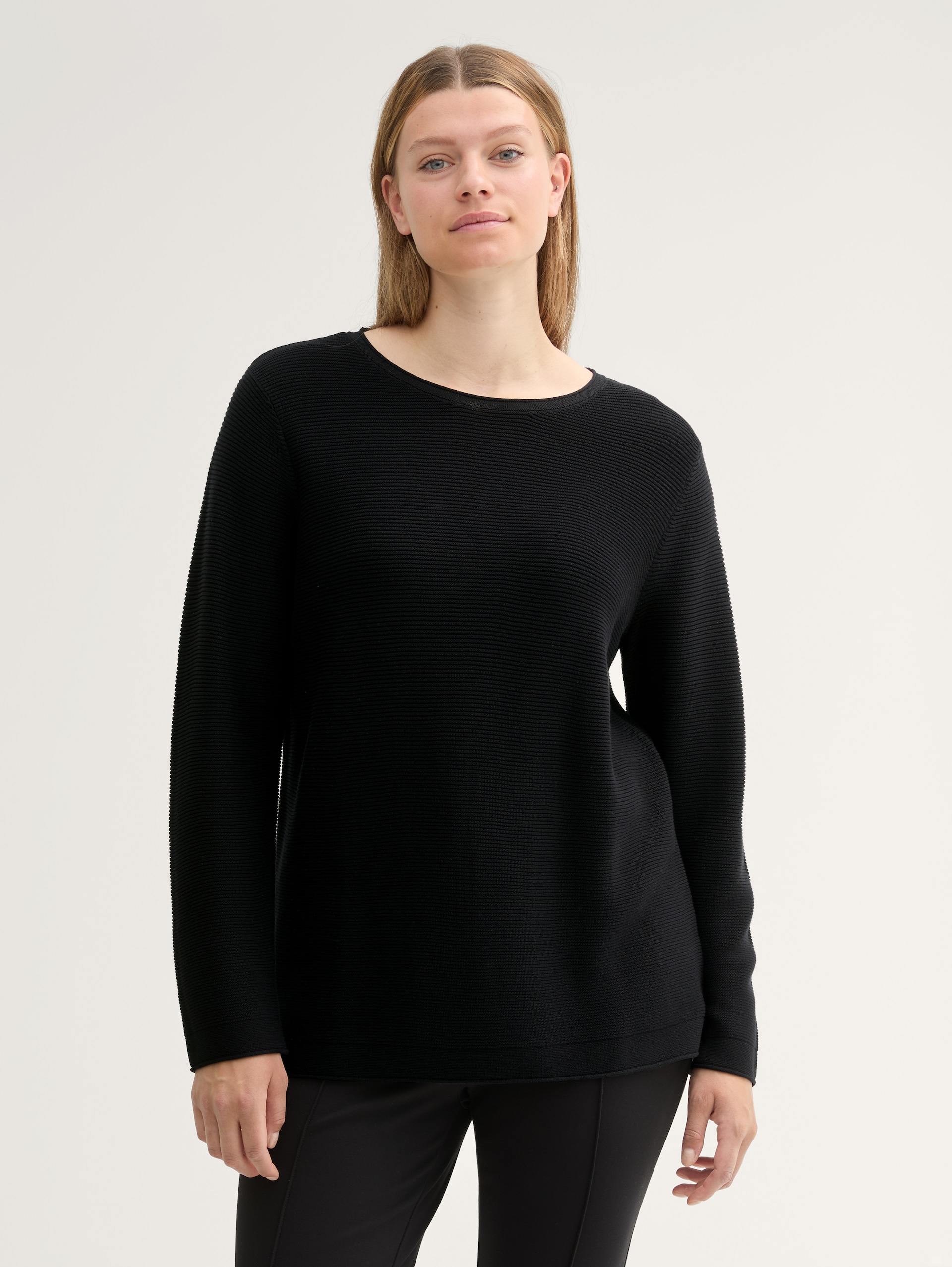Plus Size - Strickpullover aus Bio-Baumwolle - deep black - Ausschnitt Model-Vorderansicht