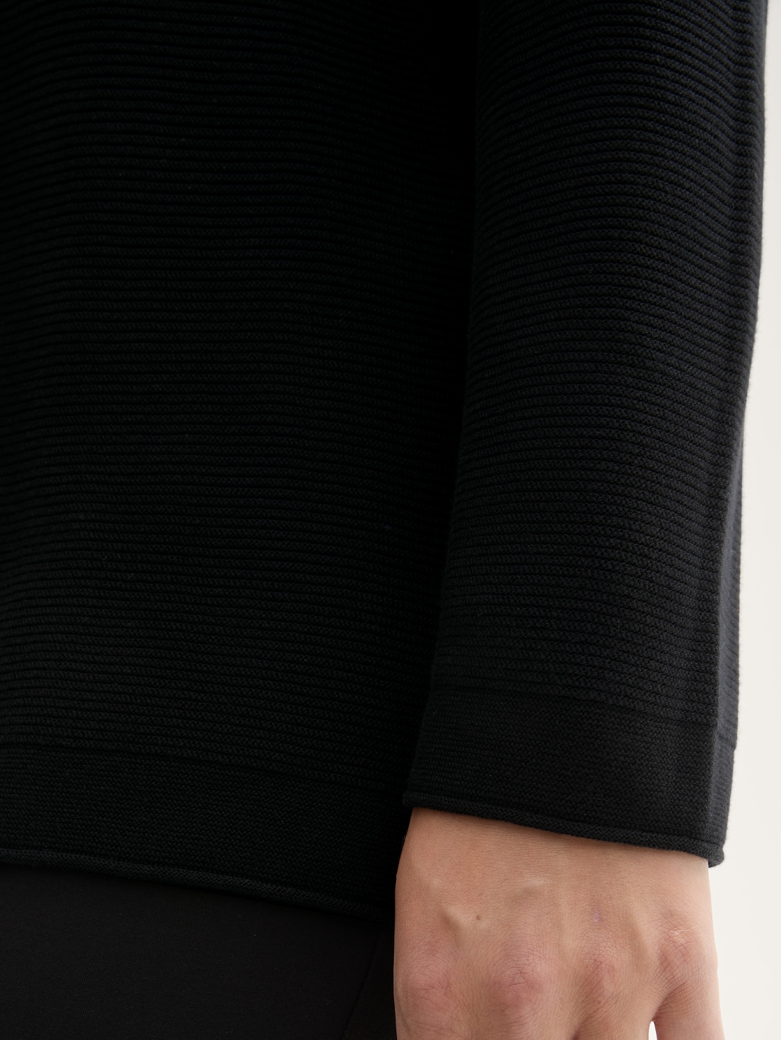 Plus Size - Strickpullover aus Bio-Baumwolle - deep black - Detail-Model-Ansicht