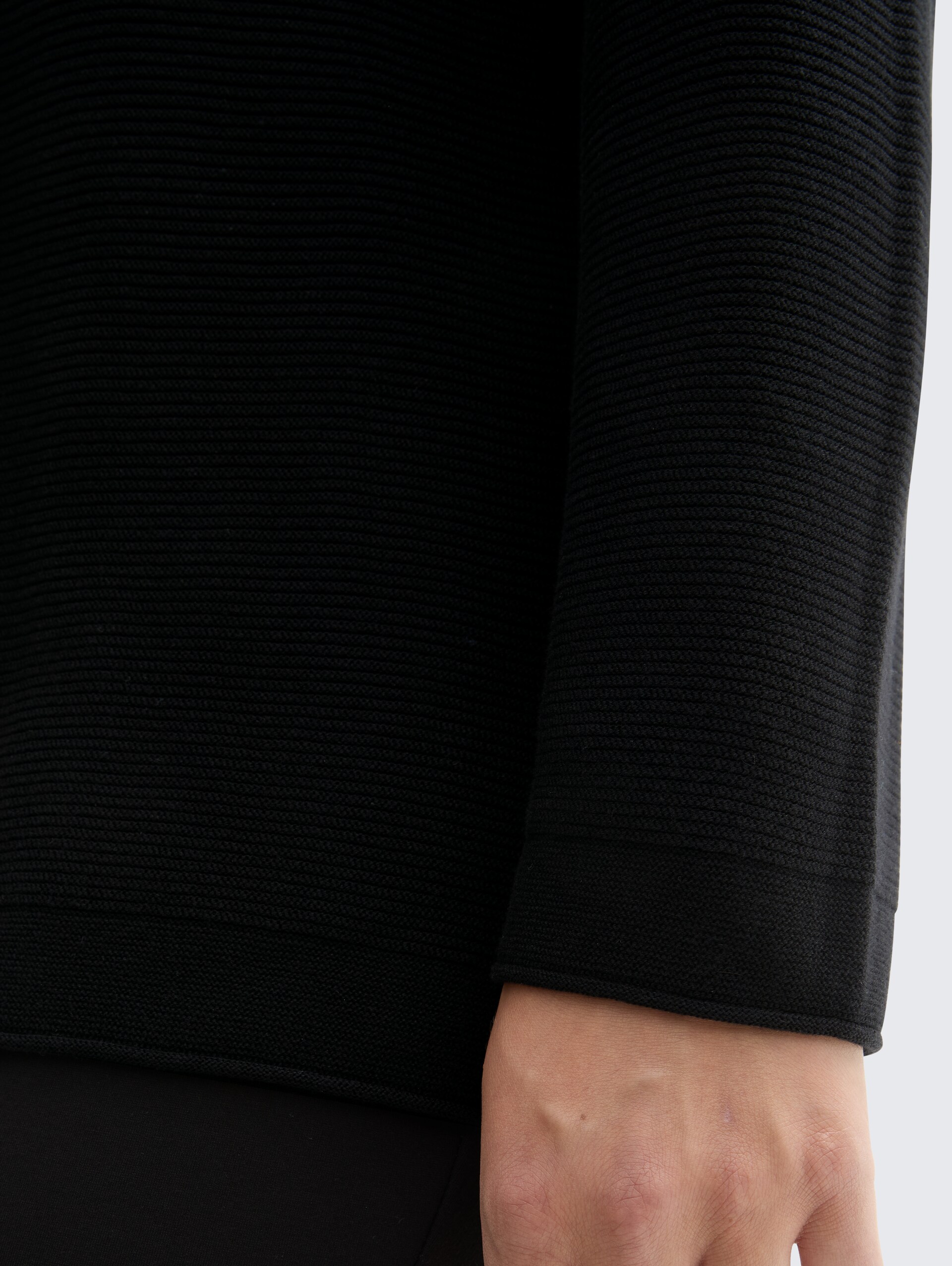 Plus Size - Strickpullover aus Bio-Baumwolle - deep black - Detail-Model-Ansicht