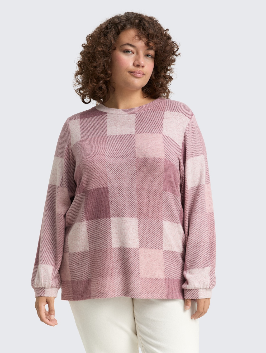 Plus Size - Langarmshirt mit Muster - berry cosy check - Ausschnitt Model-Vorderansicht