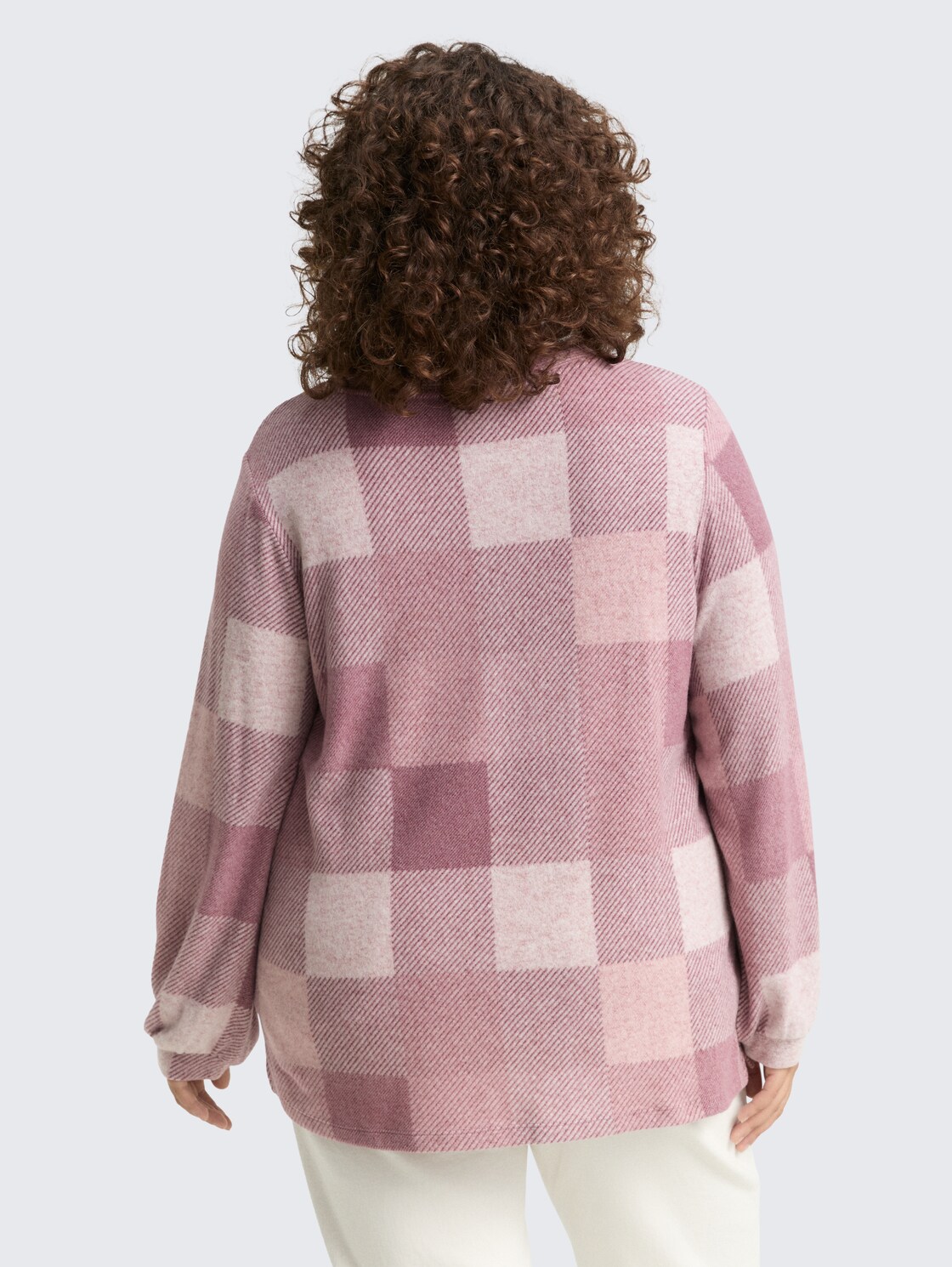 Plus Size - Langarmshirt mit Muster - berry cosy check - Auschnitt Model-Rückansicht
