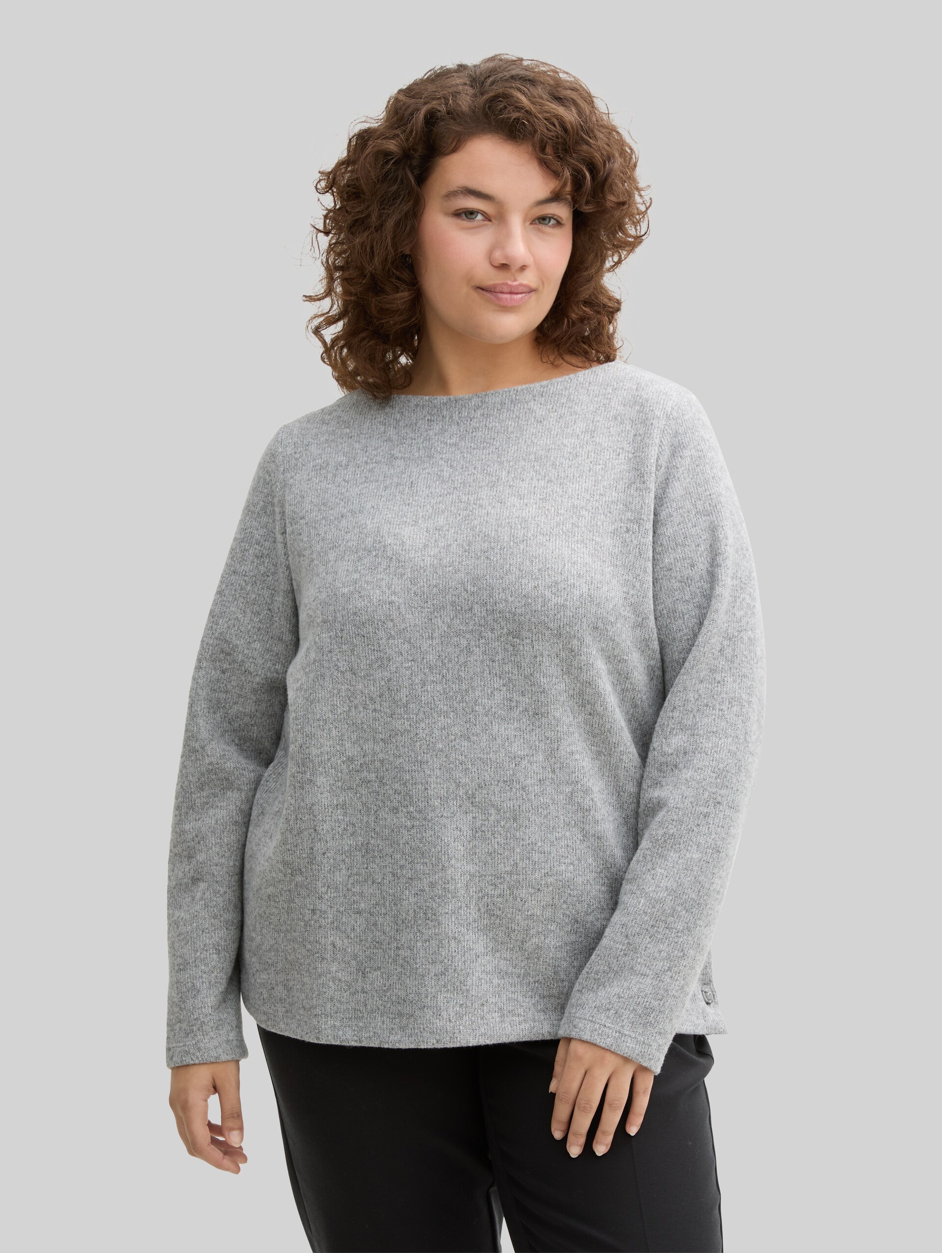 Plus Size - Soft-Touch Sweatshirt mit Knopfdetails - medium silver grey melange - Ausschnitt Model-Vorderansicht