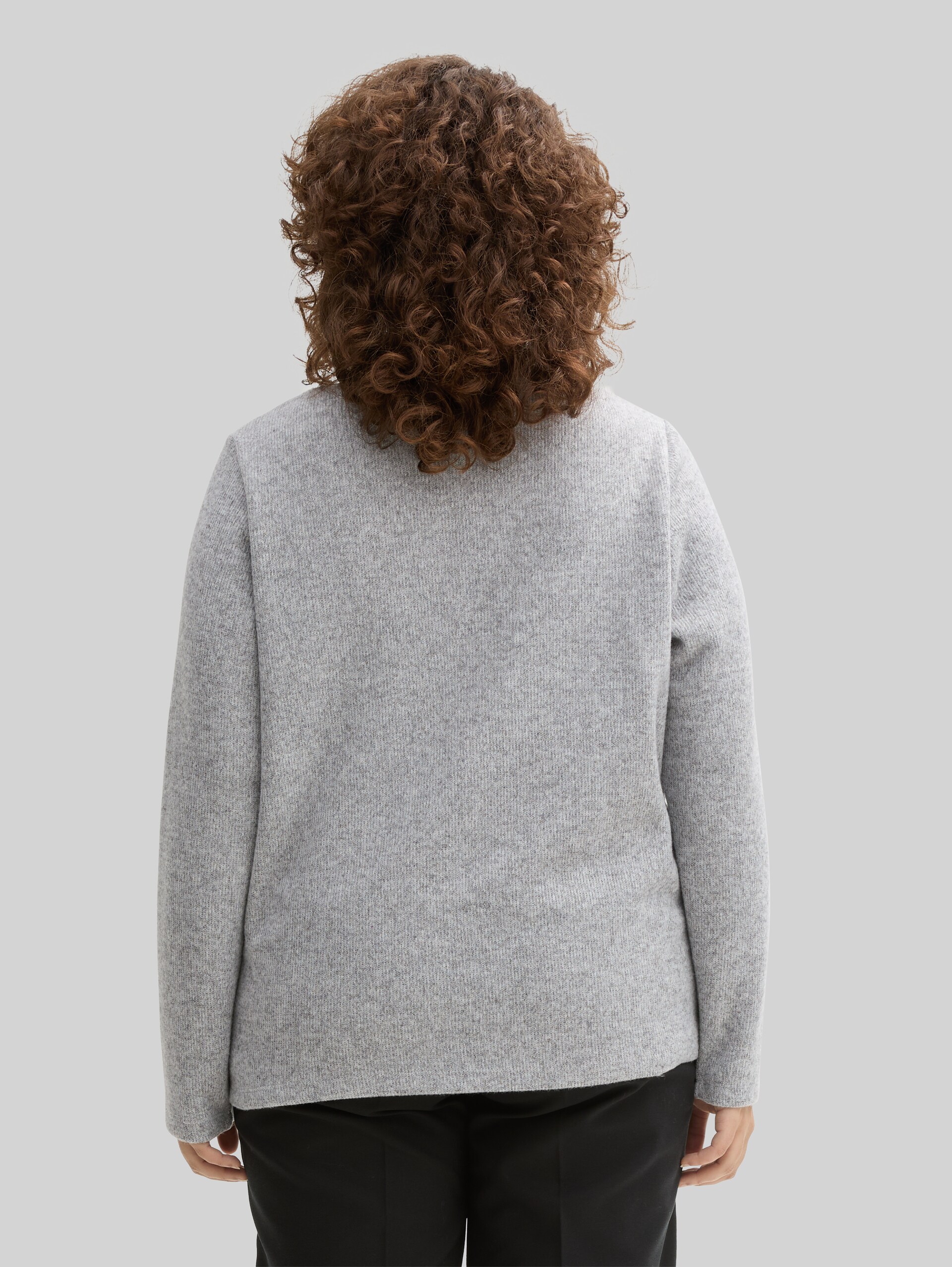 Plus Size - Soft-Touch Sweatshirt mit Knopfdetails - medium silver grey melange - Auschnitt Model-Rückansicht