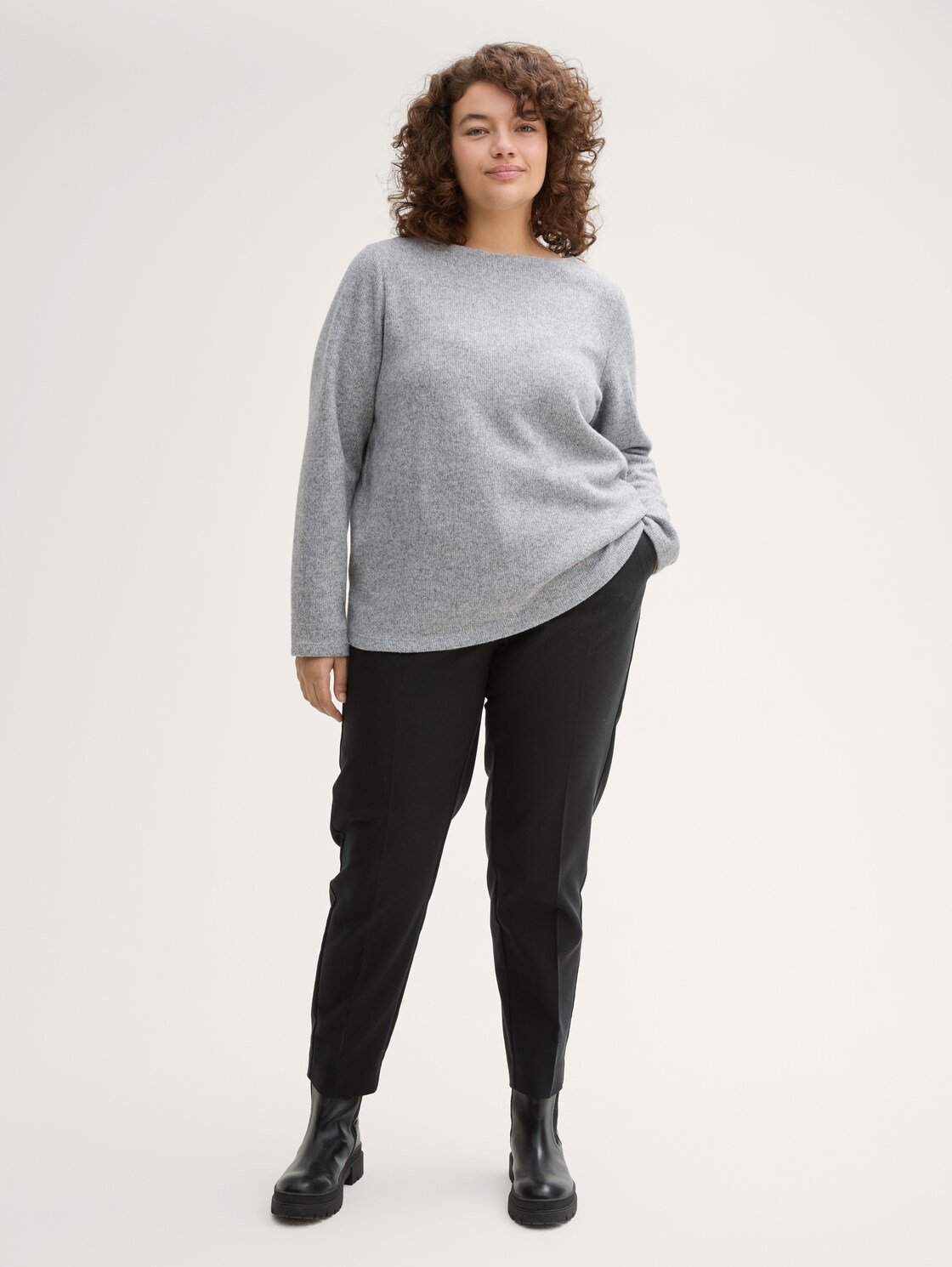Plus Size - Soft-Touch Sweatshirt mit Knopfdetails - medium silver grey melange - Model-Vorderansicht