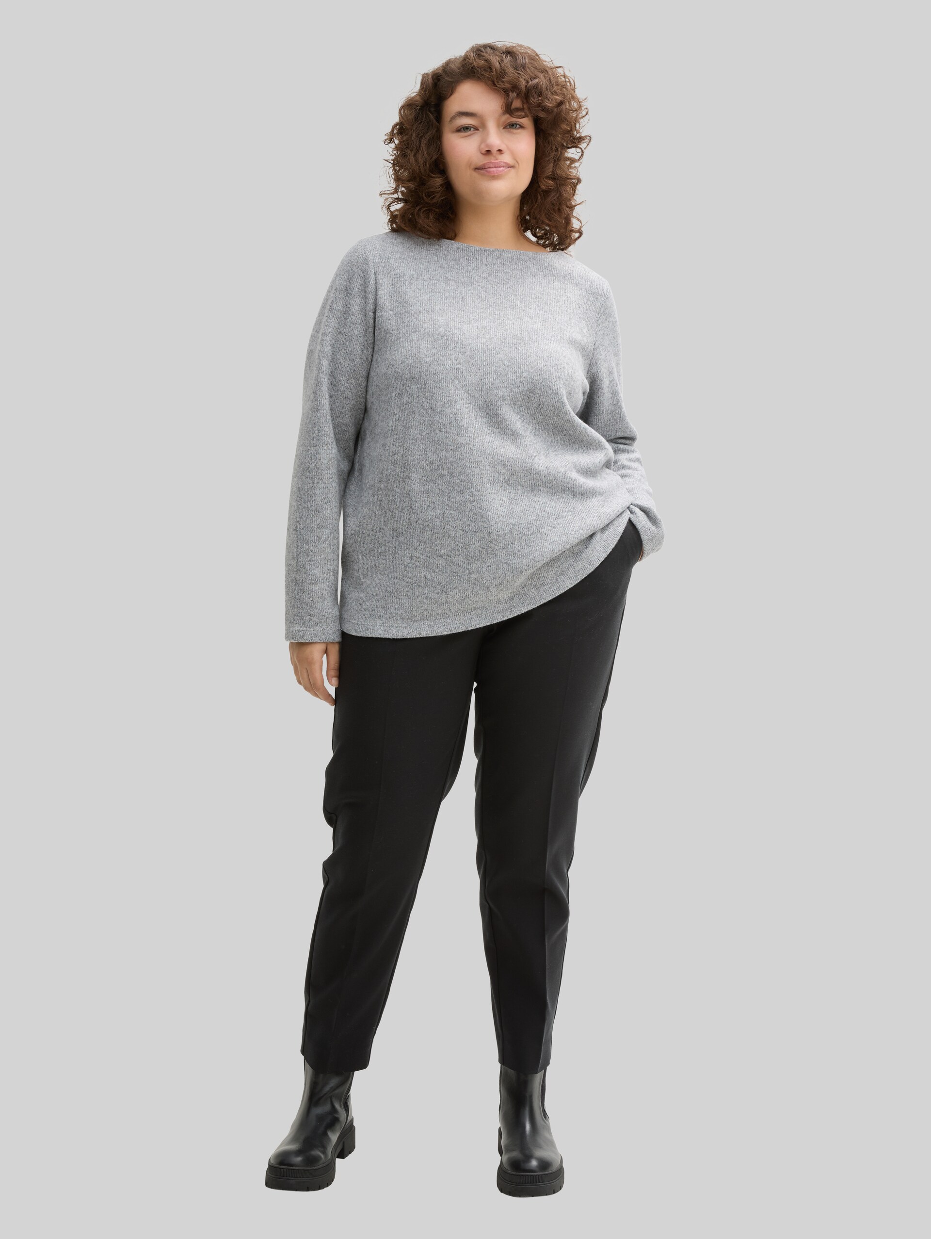 Plus Size - Soft-Touch Sweatshirt mit Knopfdetails - medium silver grey melange - Model-Vorderansicht