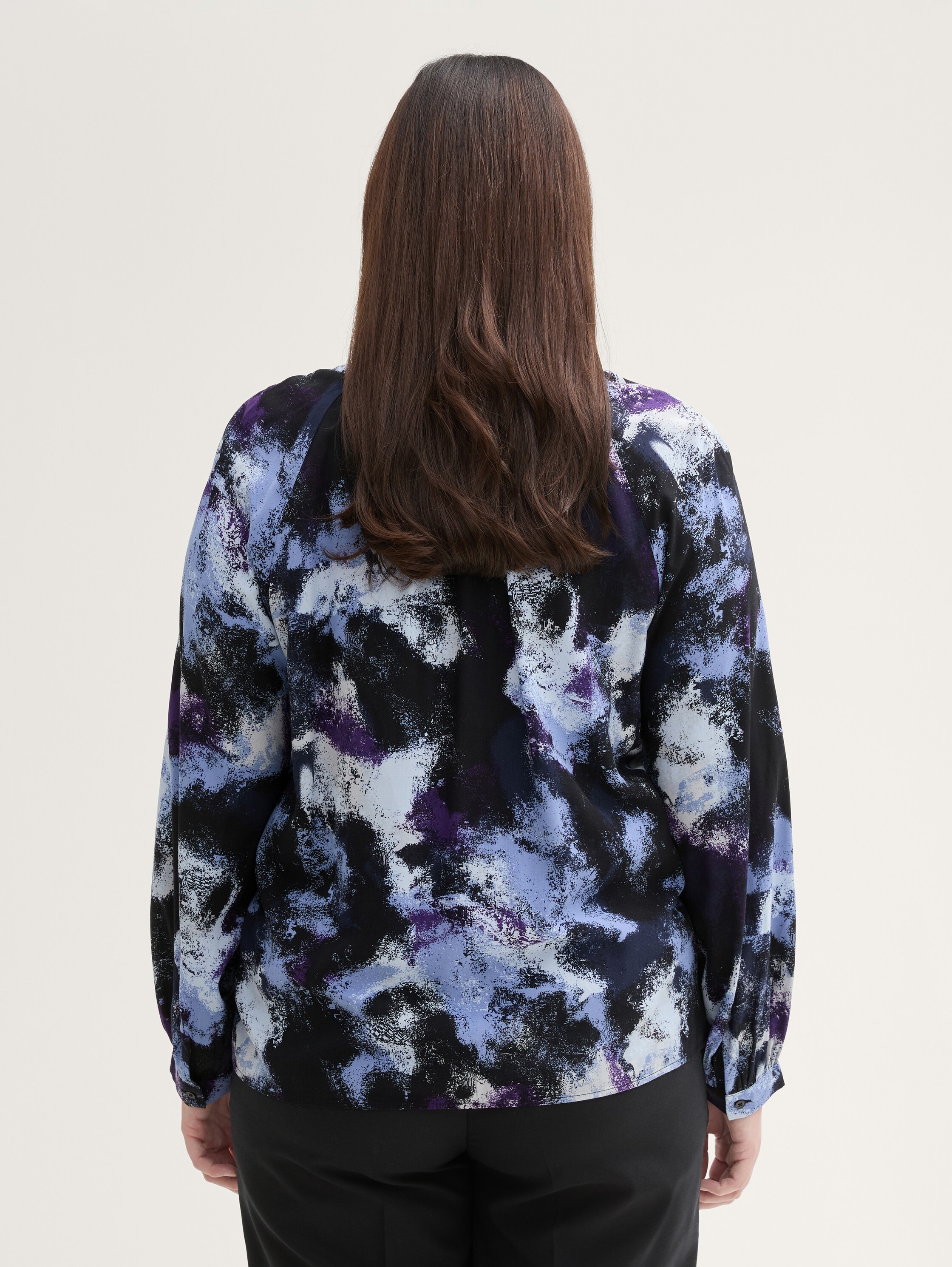 Plus Size - Loose Fit Bluse aus Viskose - artistic_watercolor_design - Auschnitt Model-Rückansicht