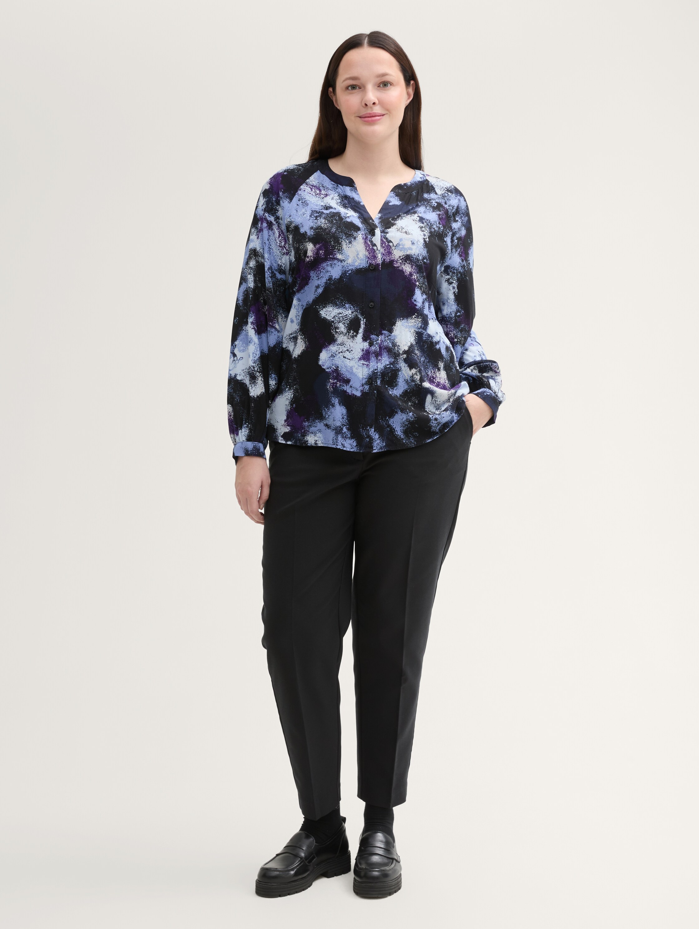 Plus Size - Loose Fit Bluse aus Viskose - artistic_watercolor_design - Model-Vorderansicht