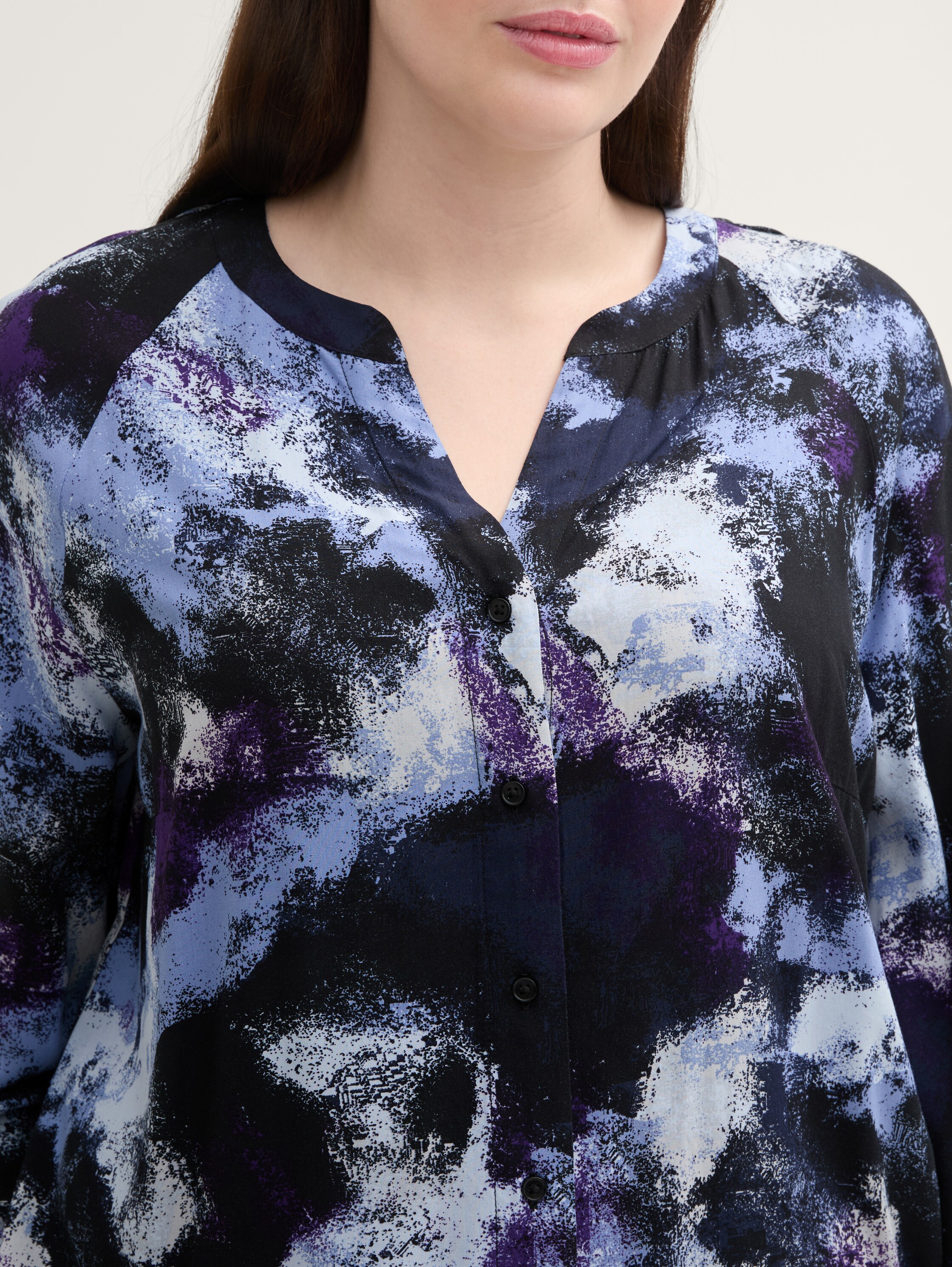 Plus Size - Loose Fit Bluse aus Viskose - artistic_watercolor_design - Detail-Model-Ansicht