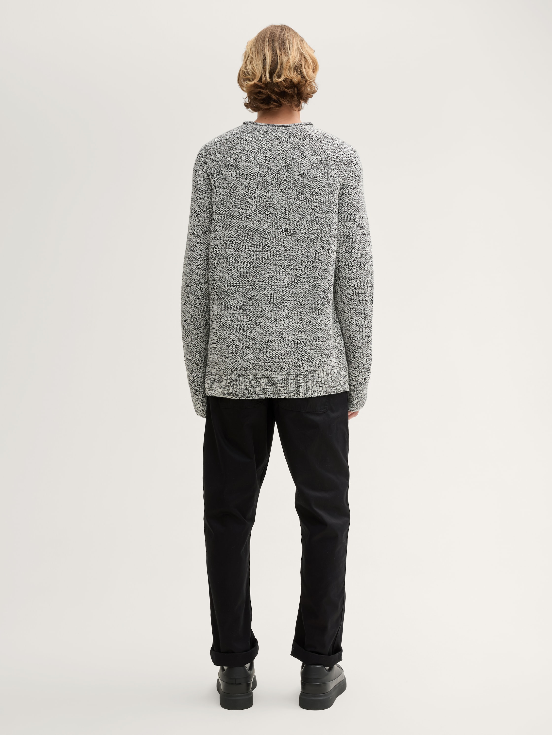 Loose-fit tapered trousers - black -