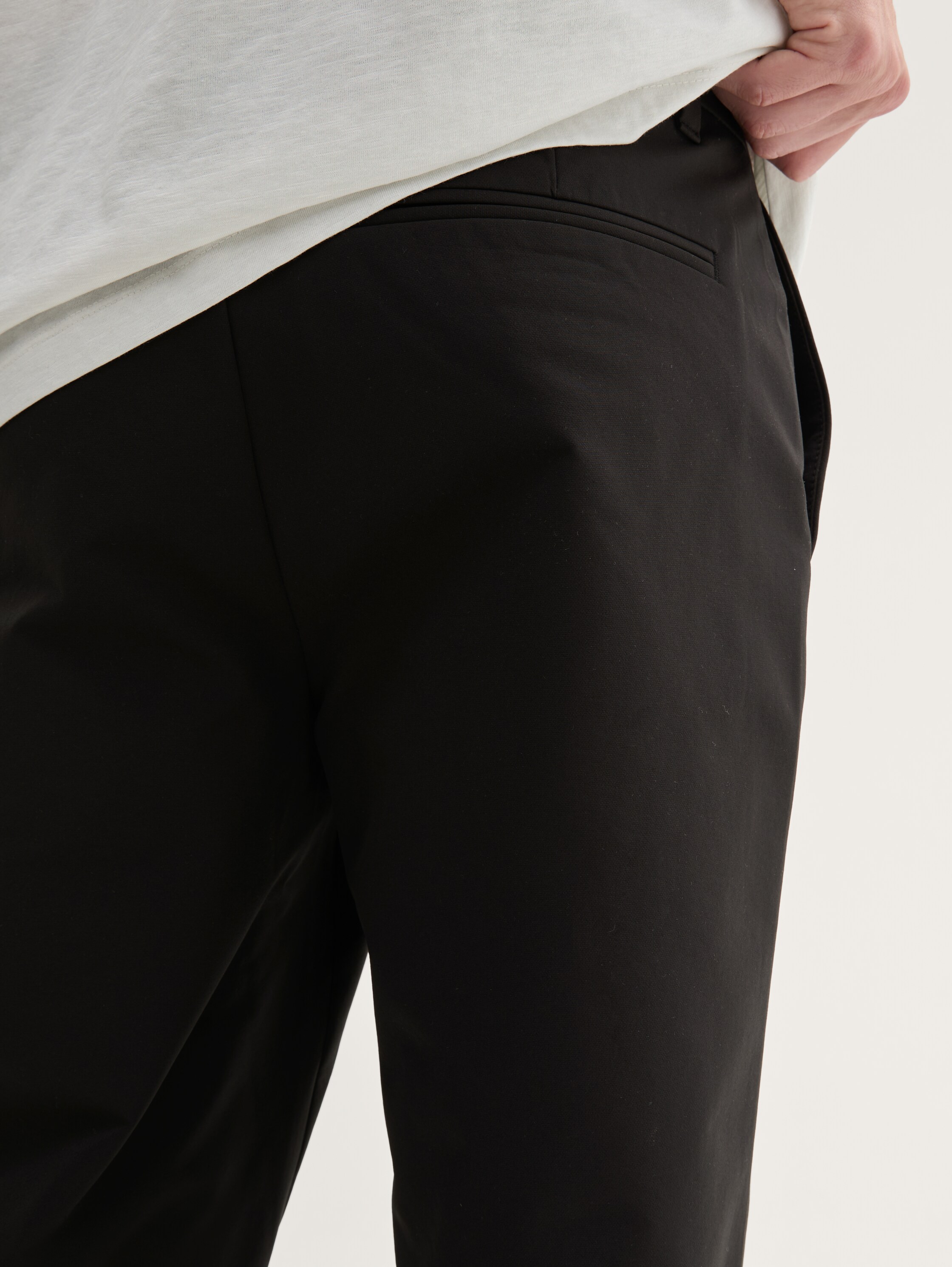 Tapered Fit Tech Chino Hose mit wasserabweisender Funktion - black - 