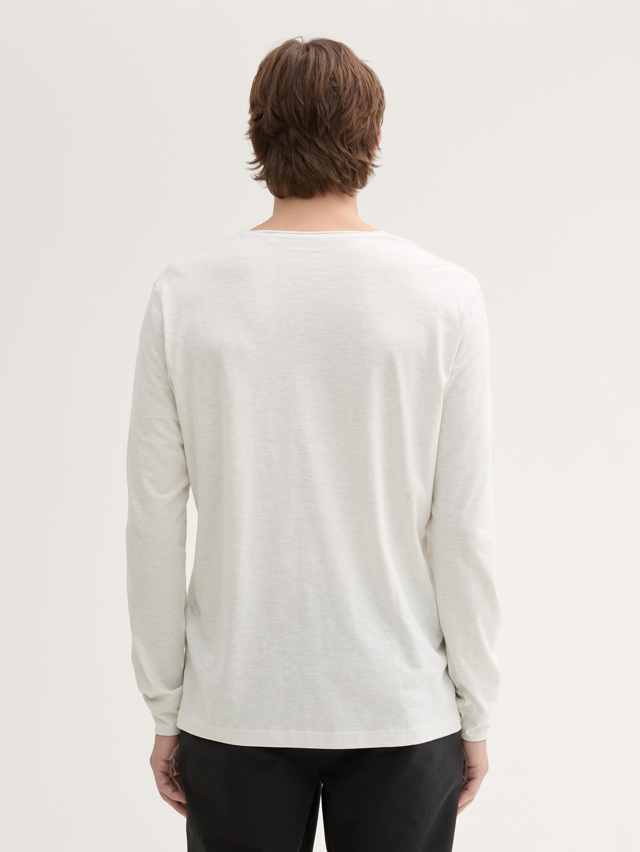 Basic Langarmshirt - white_light_grey - Auschnitt Model-Rückansicht