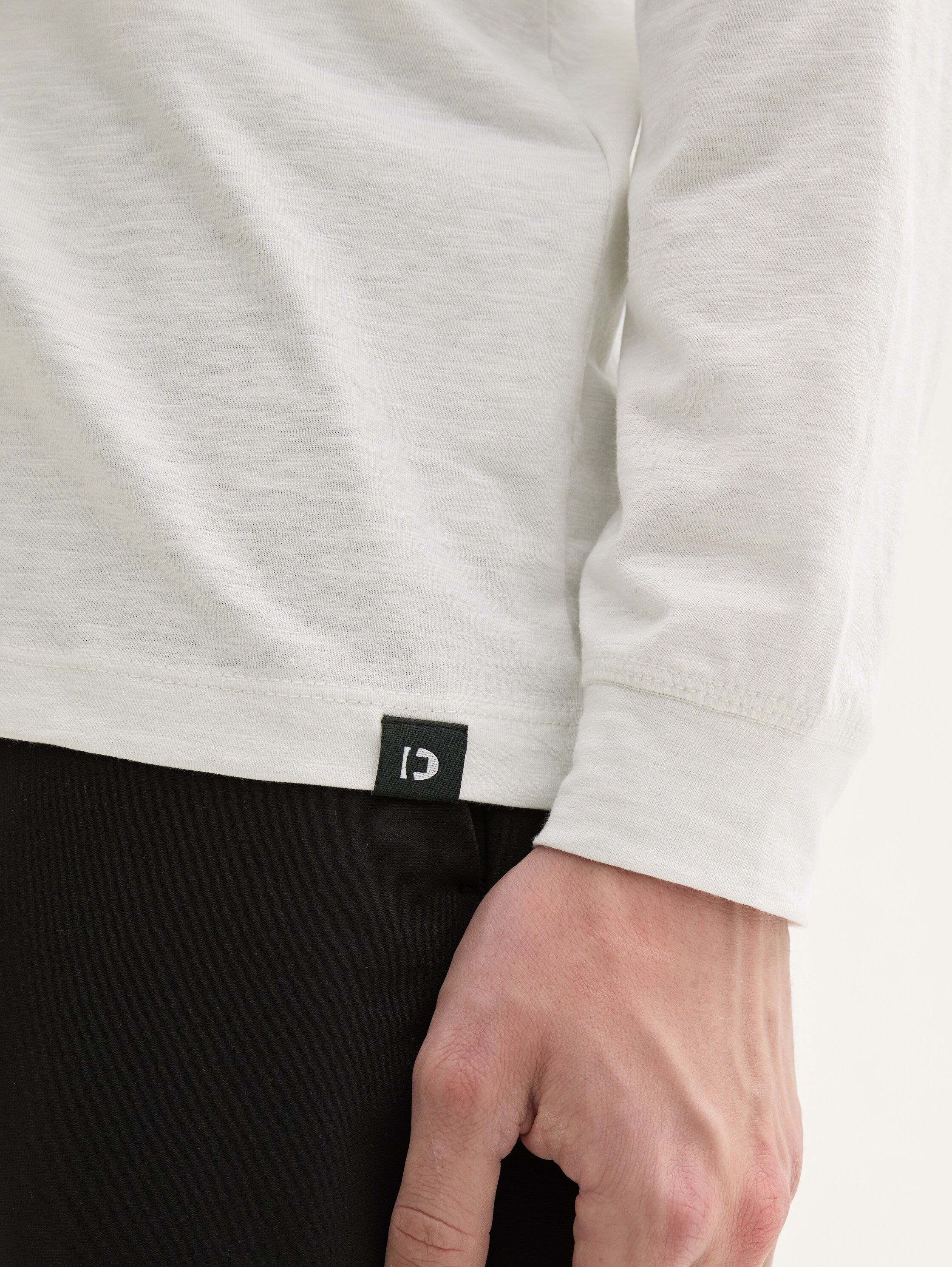 Basic Langarmshirt - white_light_grey - Detail-Model-Ansicht