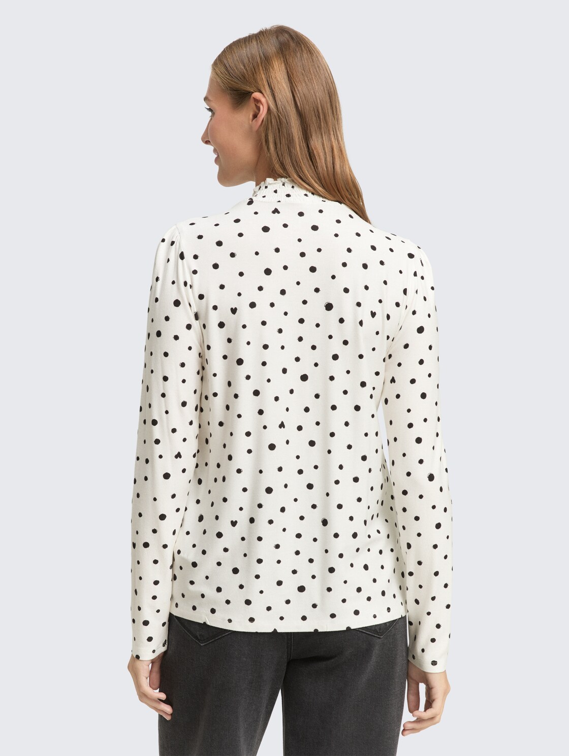Langarmshirt mit Muster - small offwhite black dot print - Auschnitt Model-Rückansicht