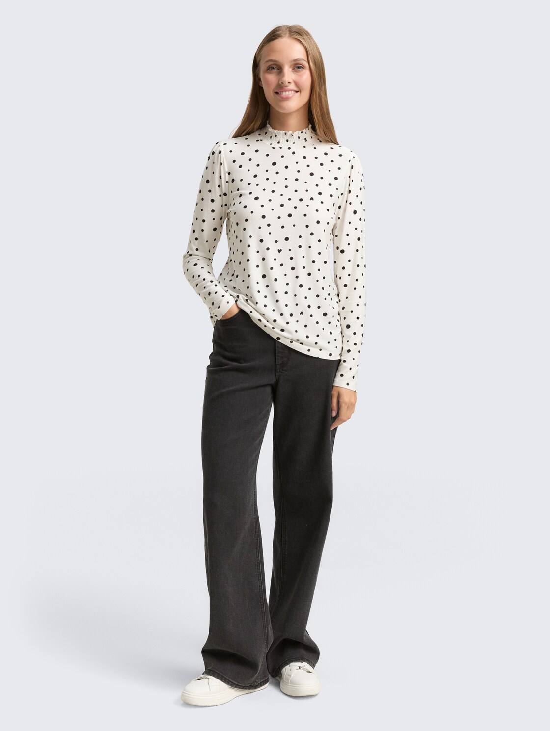 Langarmshirt mit Muster - small offwhite black dot print - Model-Vorderansicht