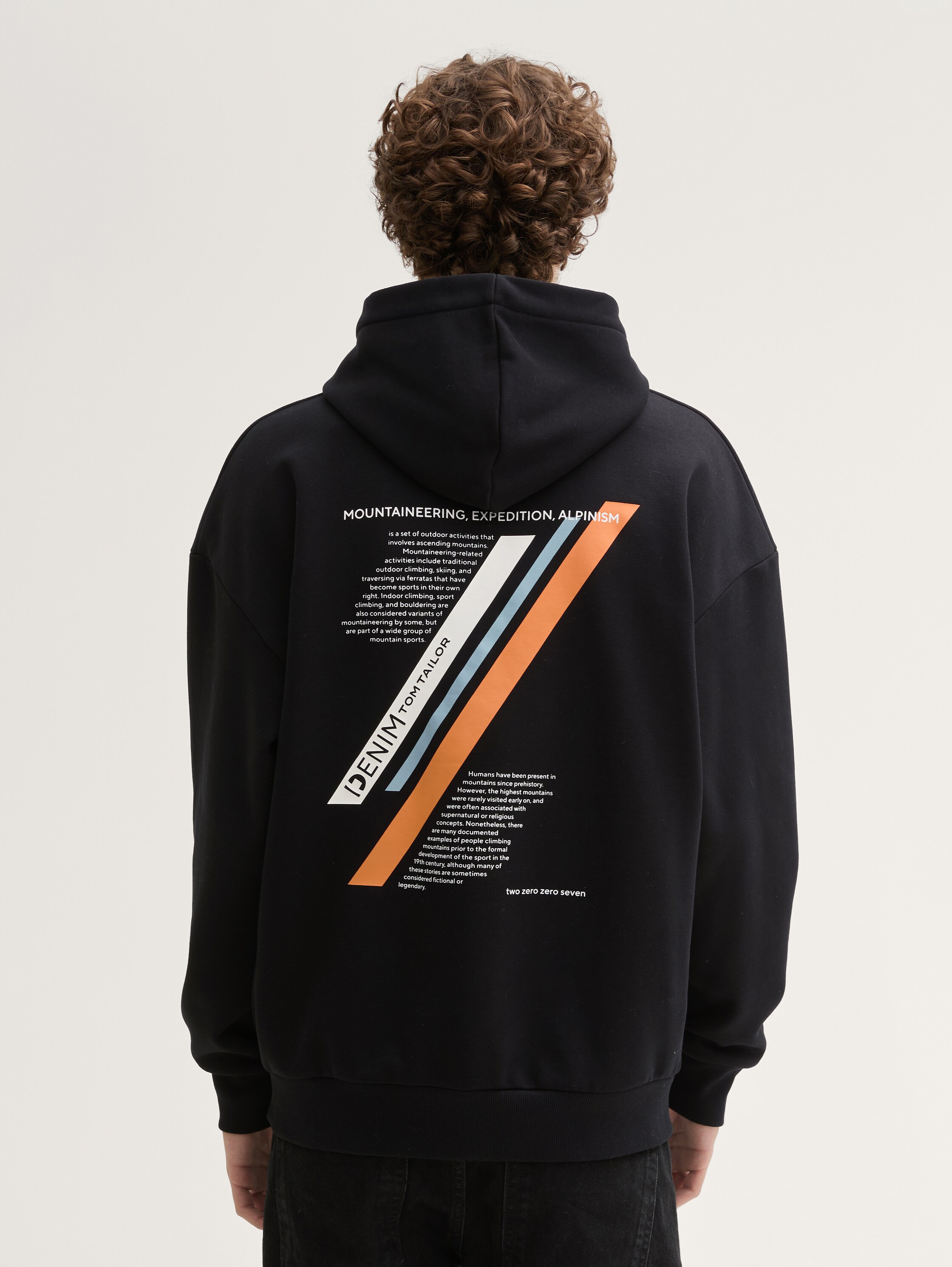 Relaxed Fit Hoodie Sweatshirt mit Rückenprint - black - Auschnitt Model-Rückansicht