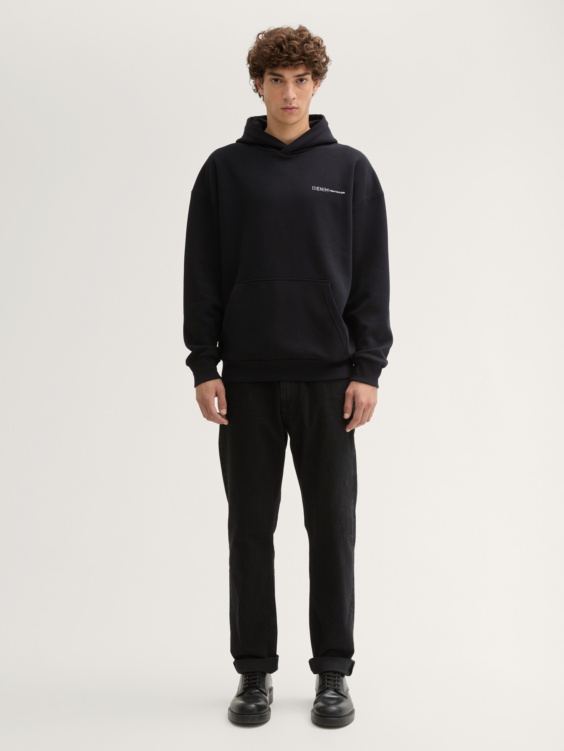 Relaxed Fit Hoodie Sweatshirt mit Rückenprint - black - Model-Vorderansicht