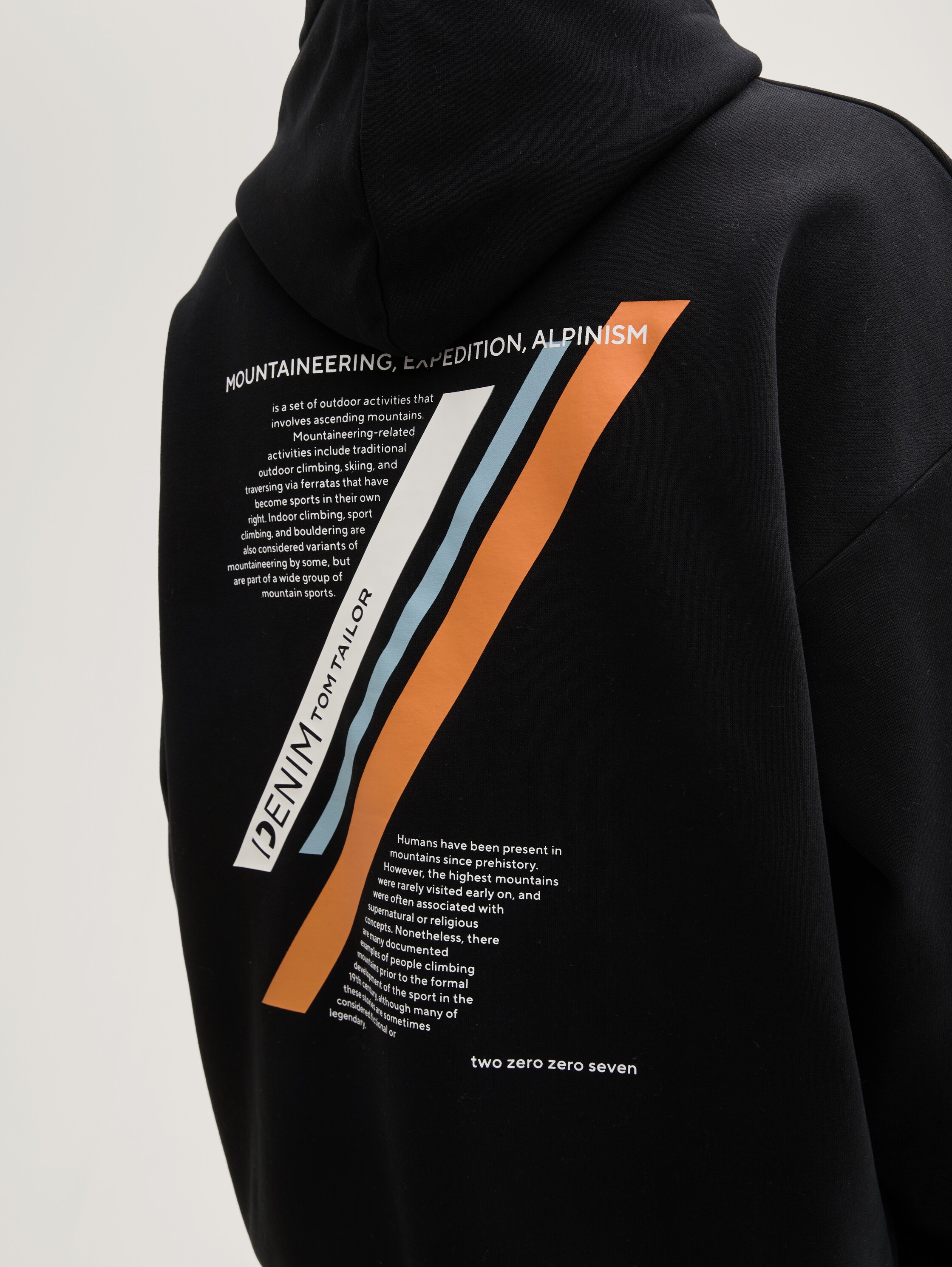 Relaxed Fit Hoodie Sweatshirt mit Rückenprint - black - Detail-Model-Ansicht