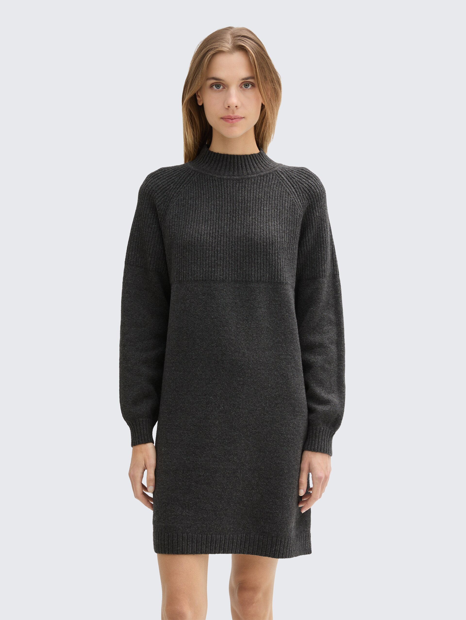 Strickkleid mit Stehkragen - Shale Grey Melange - Model-Vorderansicht
