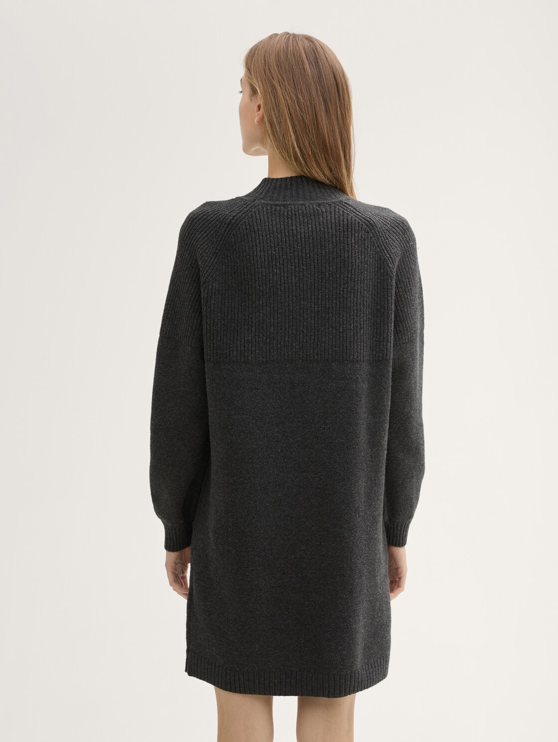 Gebreide jurk met opstaande kraag - Shale Grey Melange - Model-achteraanzicht