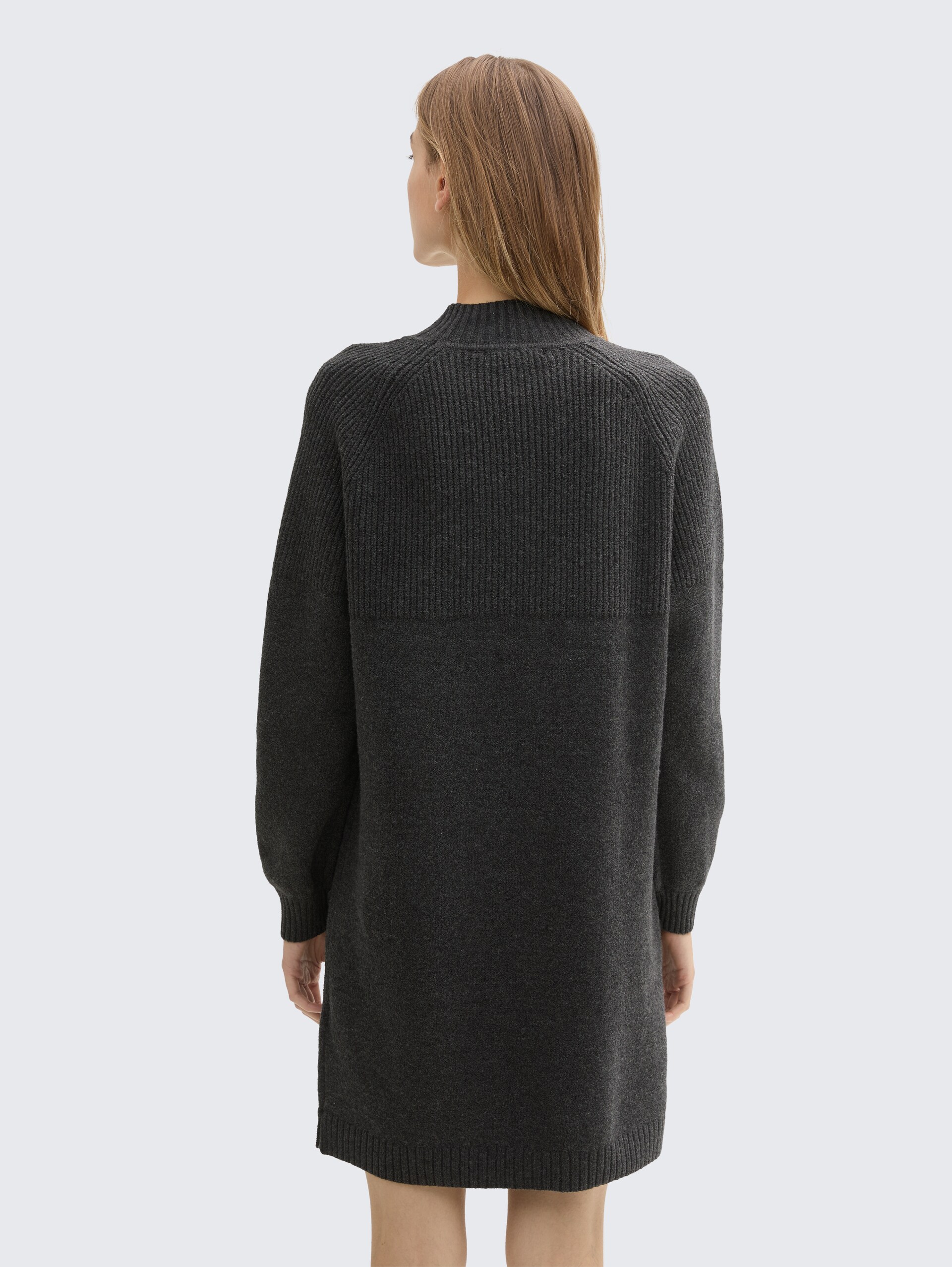 Strickkleid mit Stehkragen - Shale Grey Melange - Model-Rückansicht
