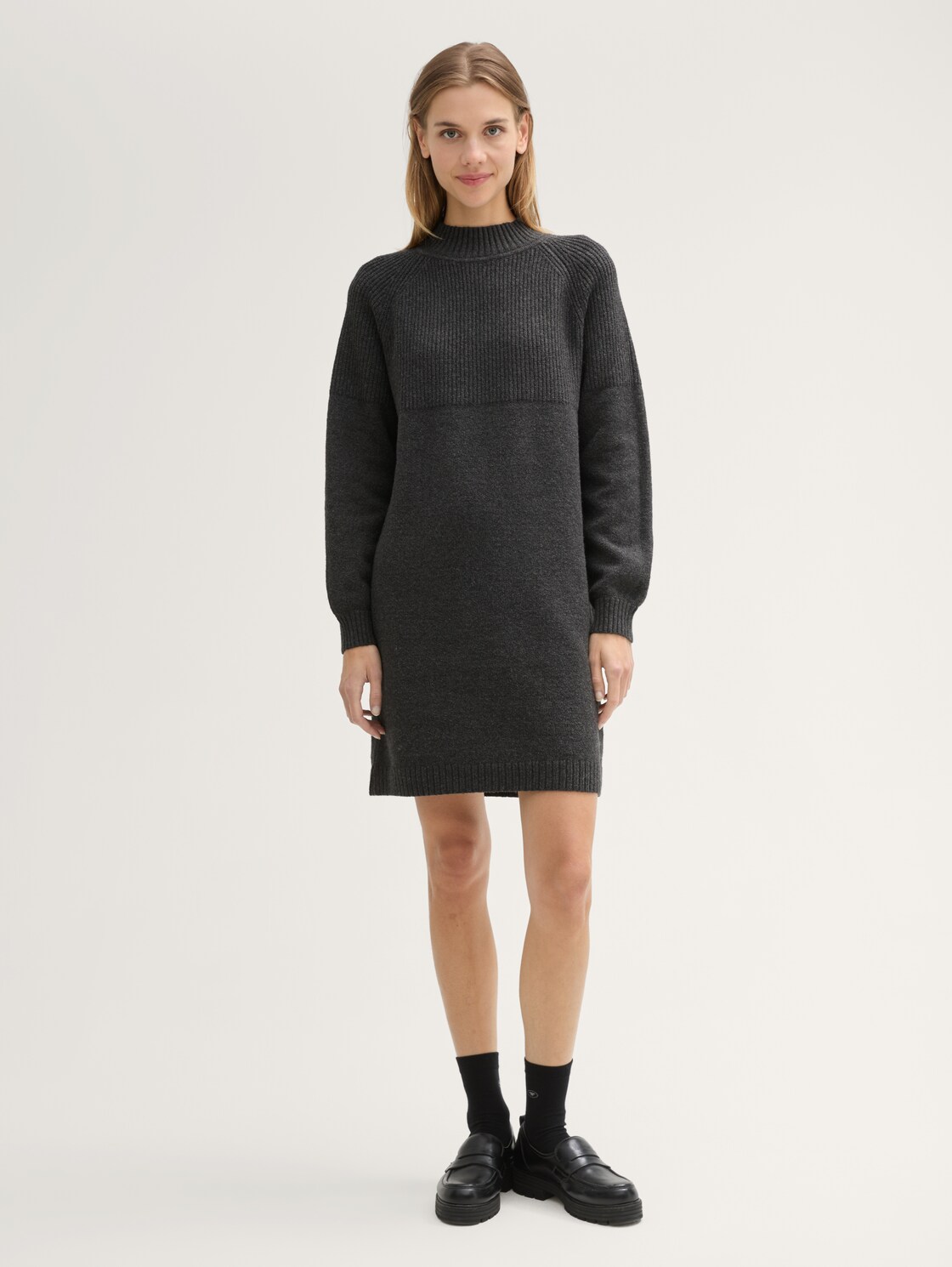 Gebreide jurk met opstaande kraag - Shale Grey Melange - zijaanzicht model
