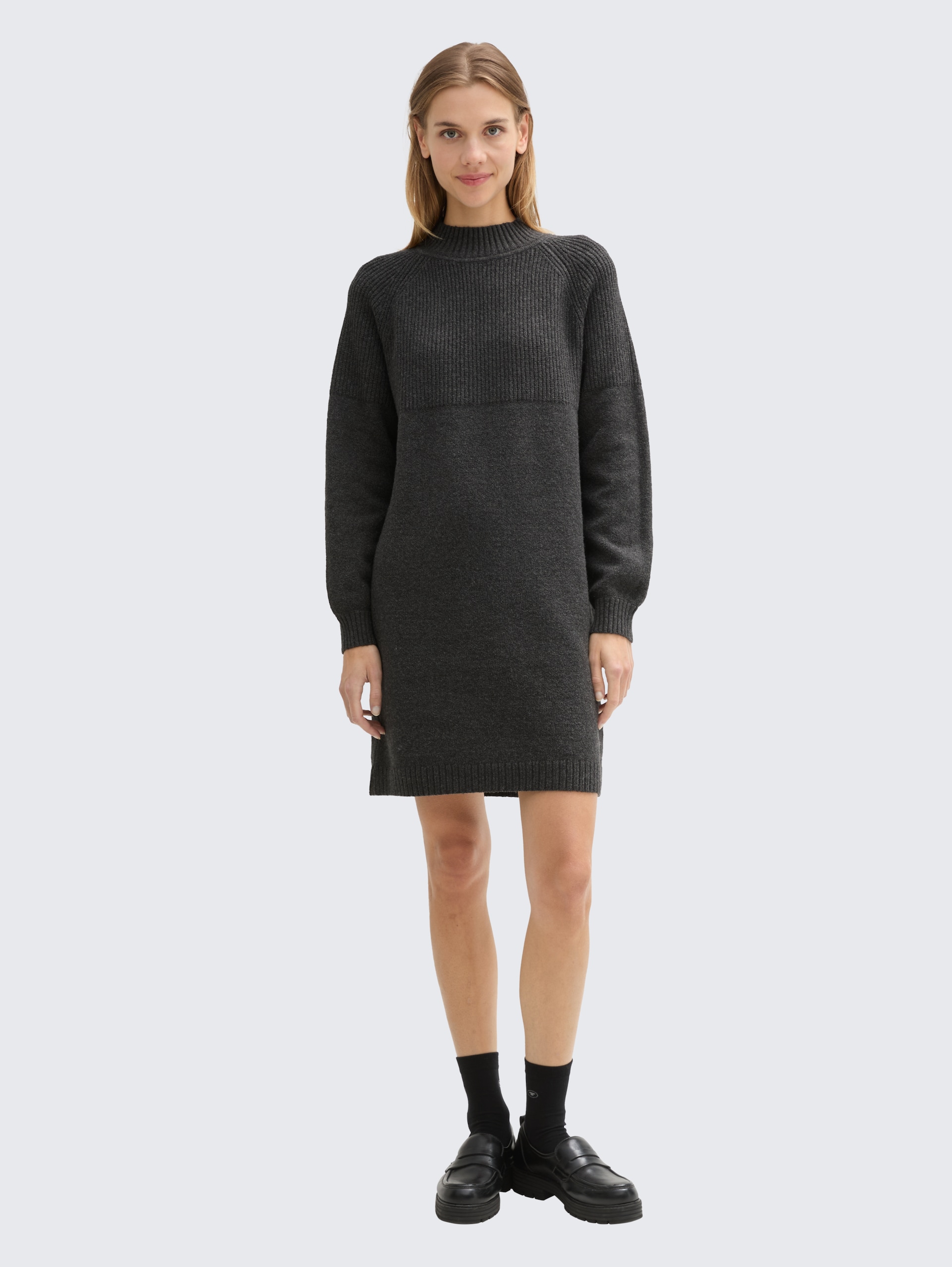 Strickkleid mit Stehkragen - Shale Grey Melange - seitliche Model-Ansicht
