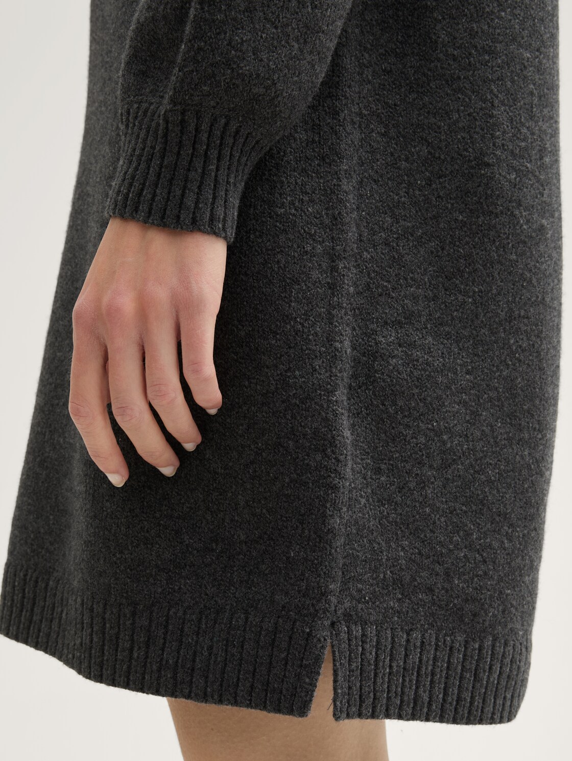 Gebreide jurk met opstaande kraag - Shale Grey Melange - Detailaanzicht model