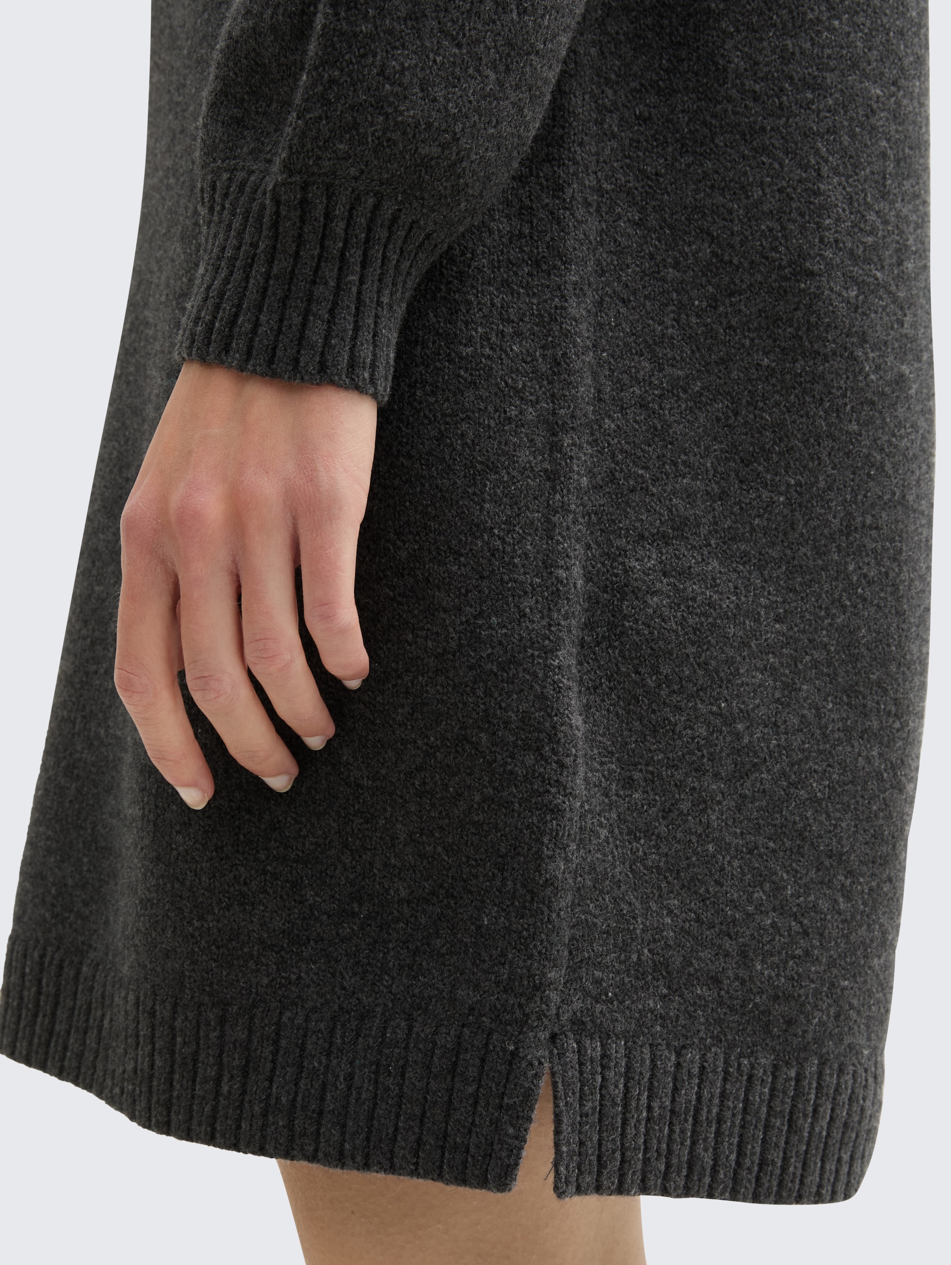 Strickkleid mit Stehkragen - Shale Grey Melange - Detail-Model-Ansicht