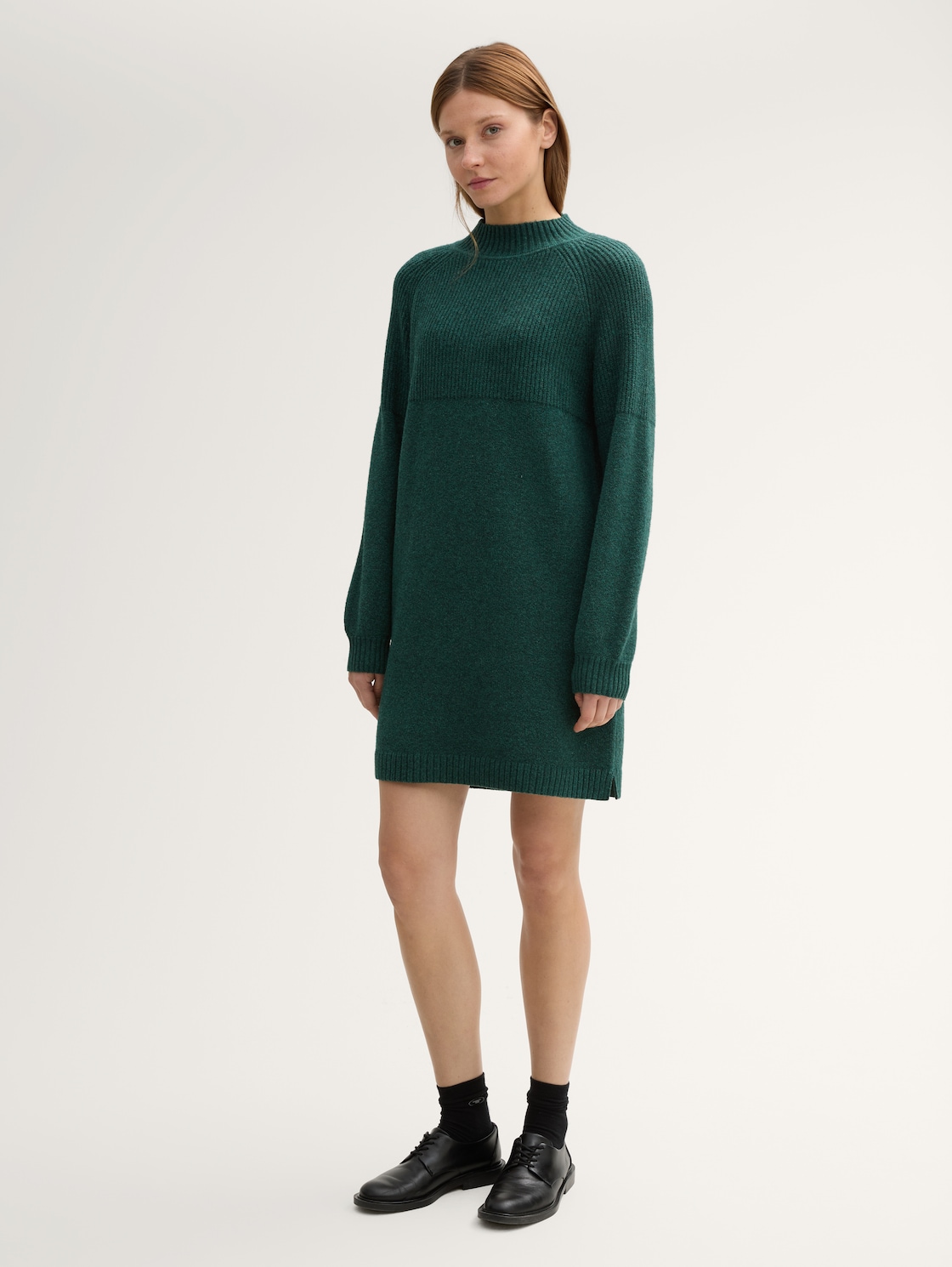 Strickkleid mit Stehkragen - Midnight Forest Green Mélange - Model-Vorderansicht