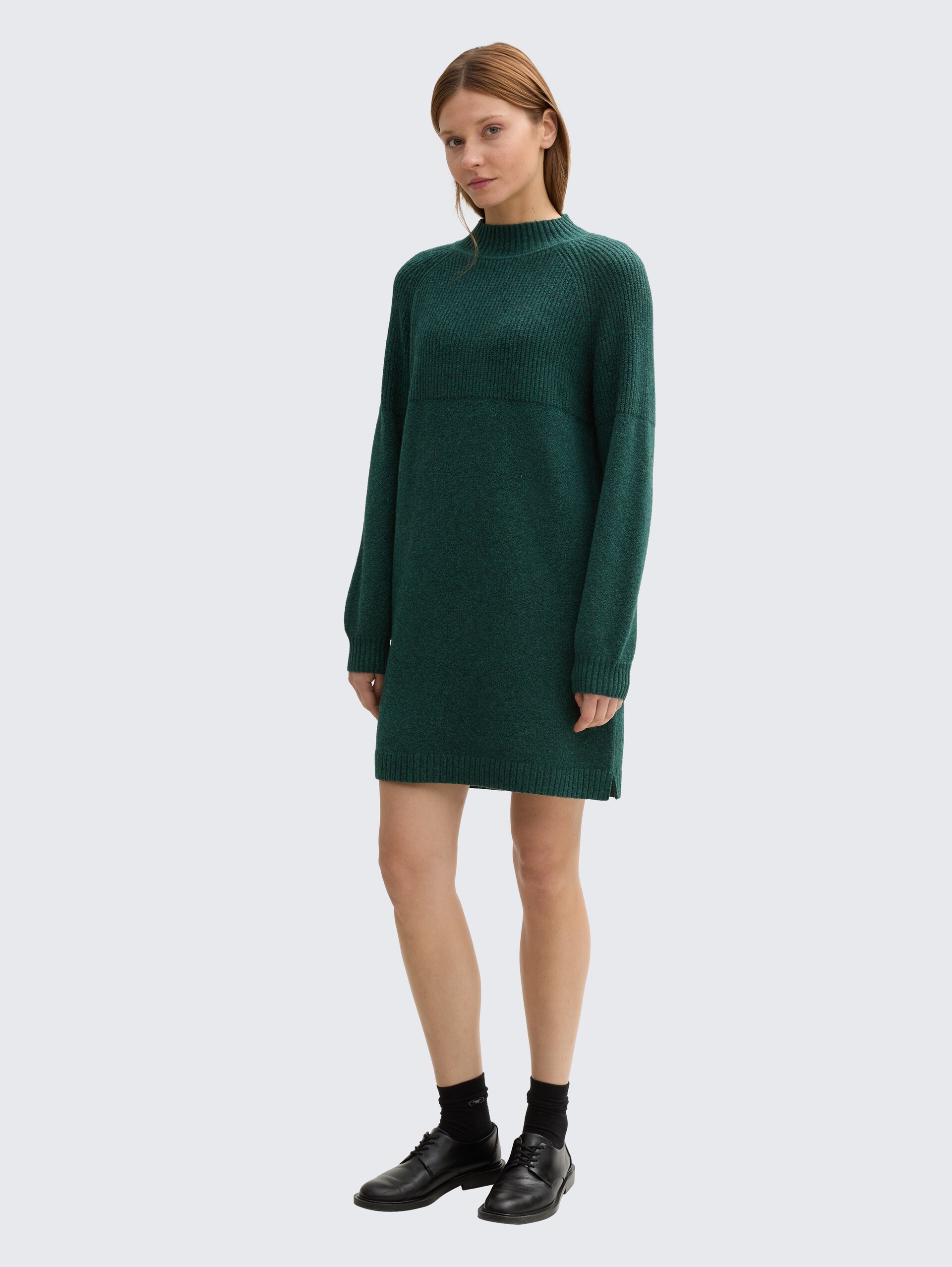 Strickkleid mit Stehkragen - Midnight Forest Green Mélange - Model-Vorderansicht