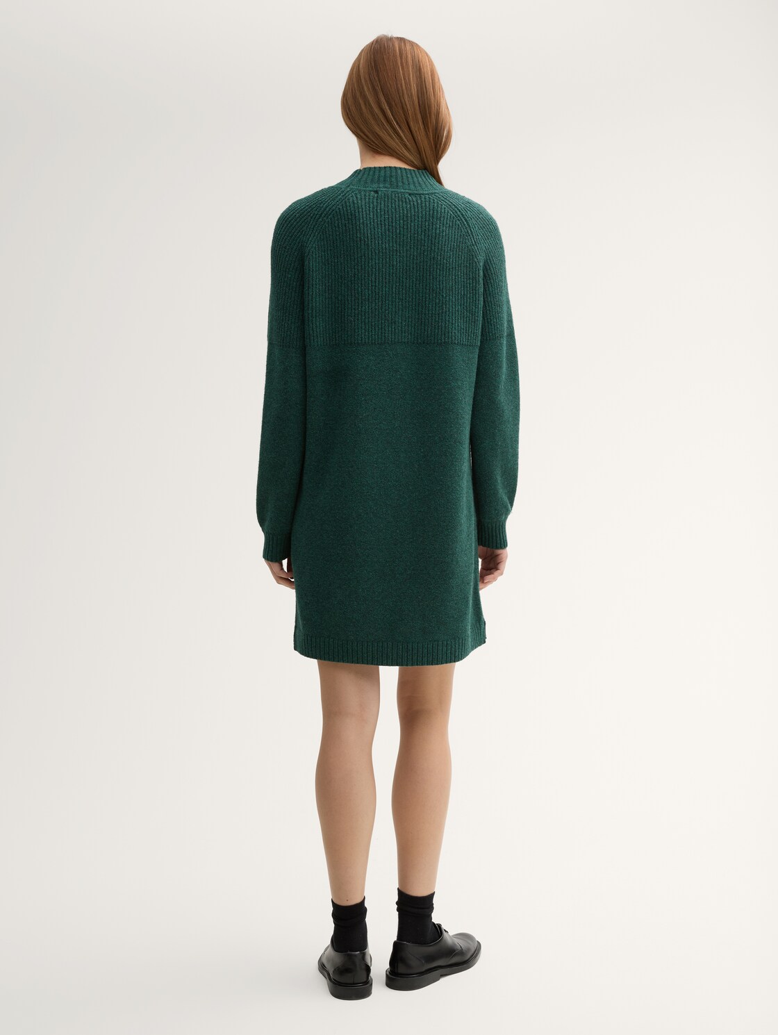 Strickkleid mit Stehkragen - Midnight Forest Green Mélange - Model-Rückansicht