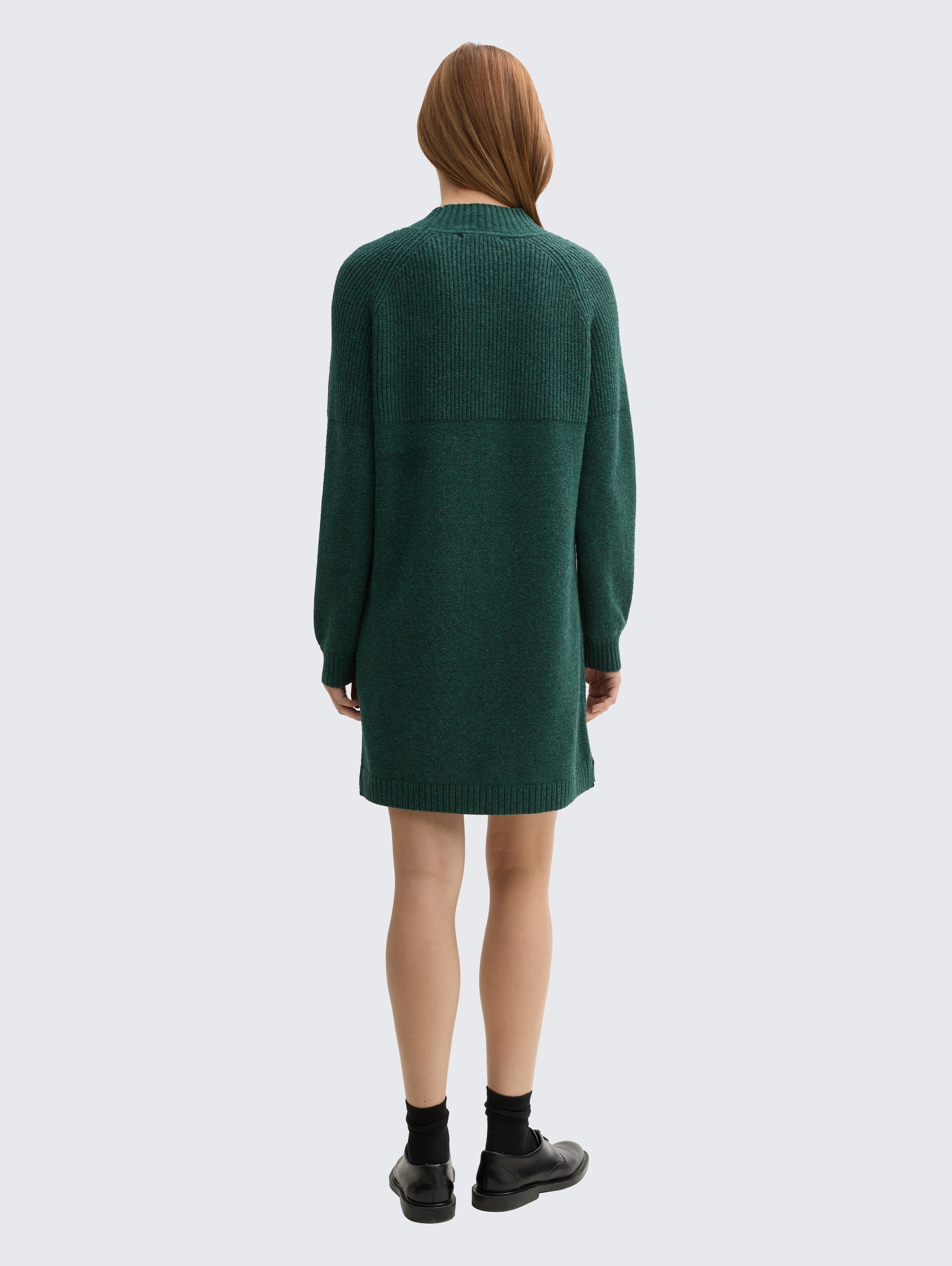 Strickkleid mit Stehkragen - Midnight Forest Green Mélange - Model-Rückansicht
