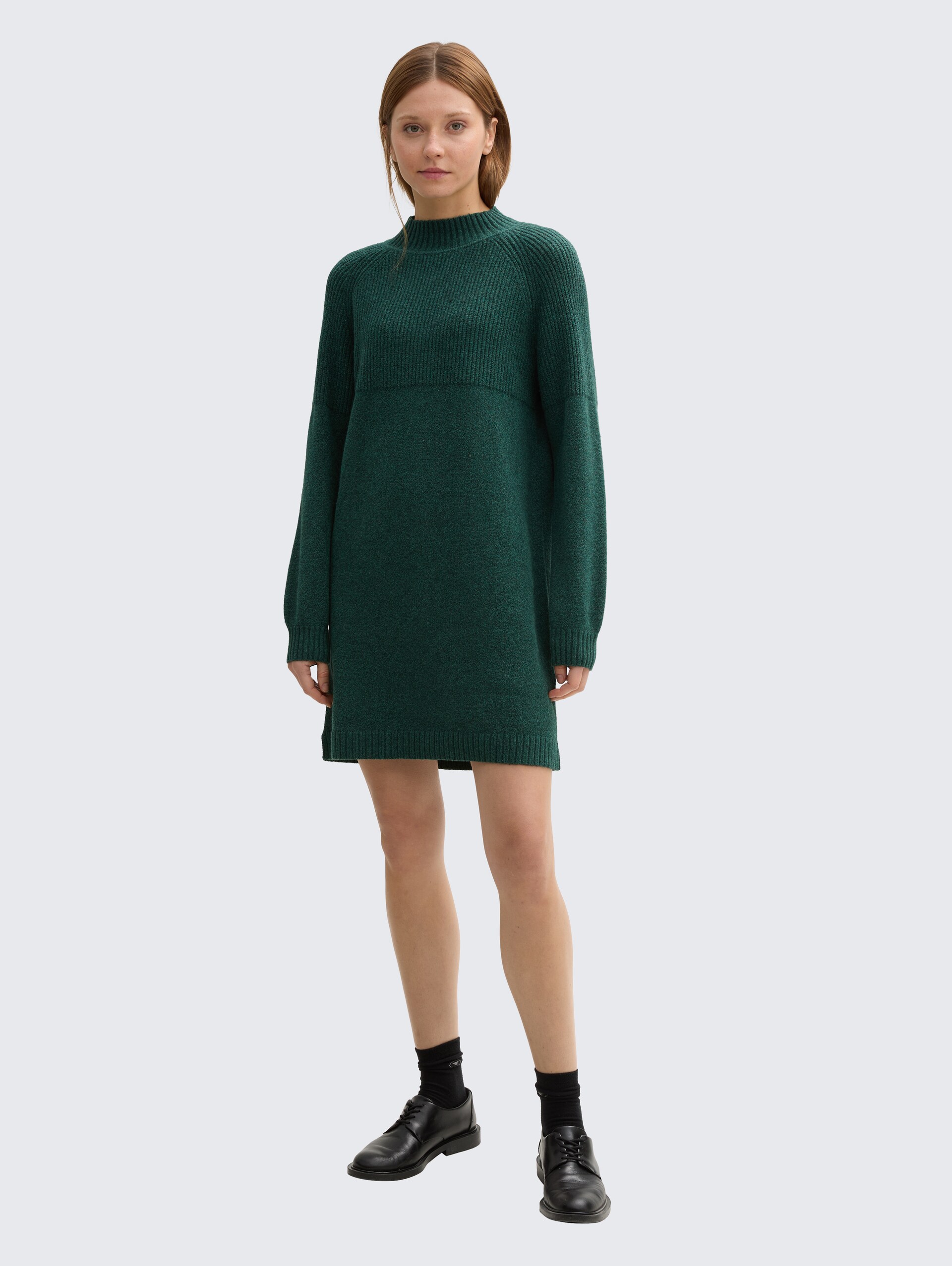 Strickkleid mit Stehkragen - Midnight Forest Green Mélange - seitliche Model-Ansicht