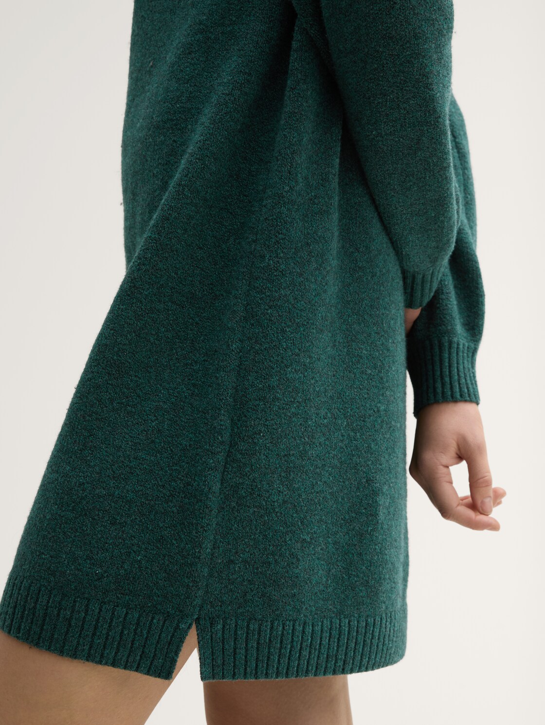 Strickkleid mit Stehkragen - Midnight Forest Green Mélange - Detail-Model-Ansicht