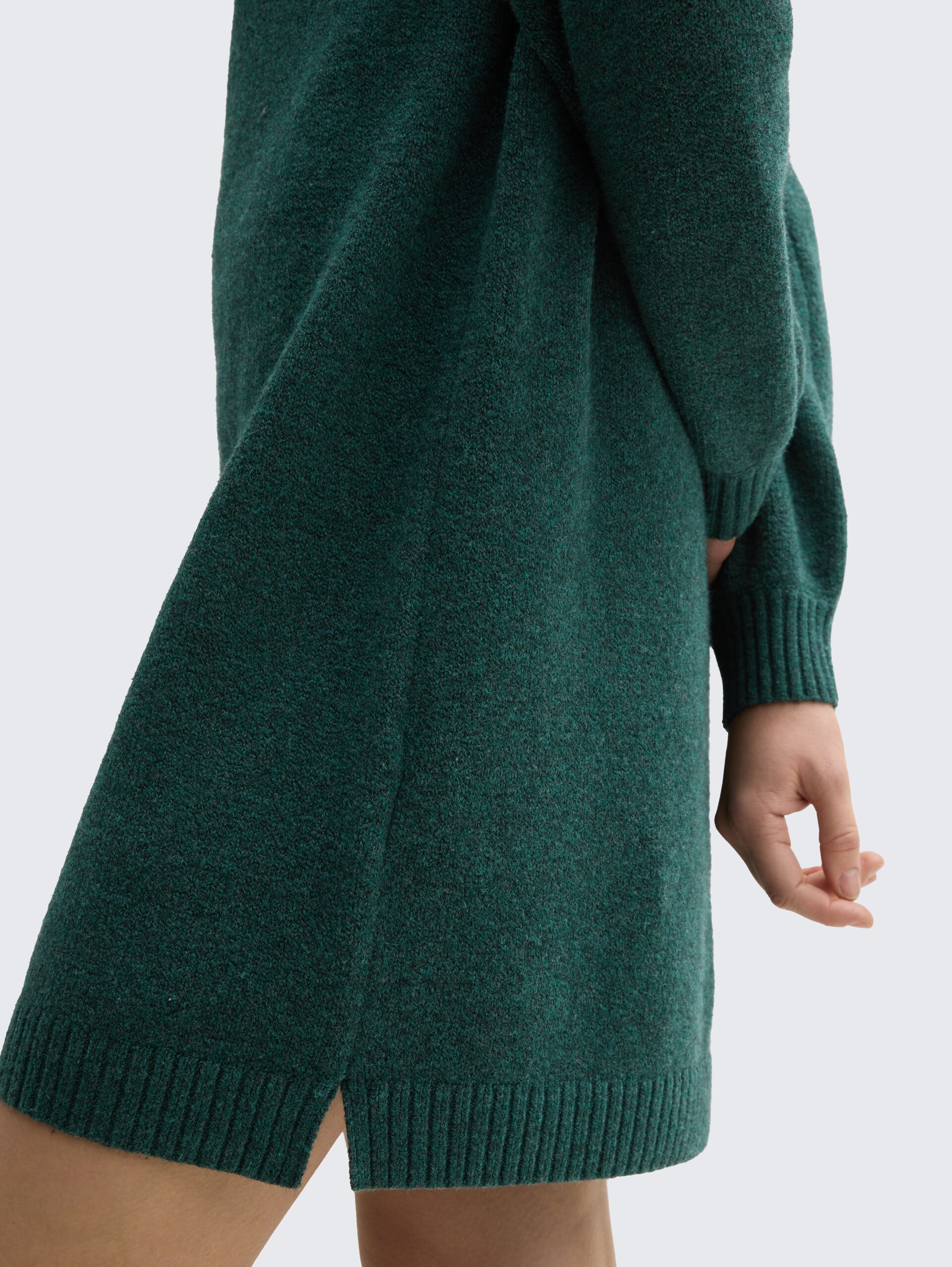Strickkleid mit Stehkragen - Midnight Forest Green Mélange - Detail-Model-Ansicht