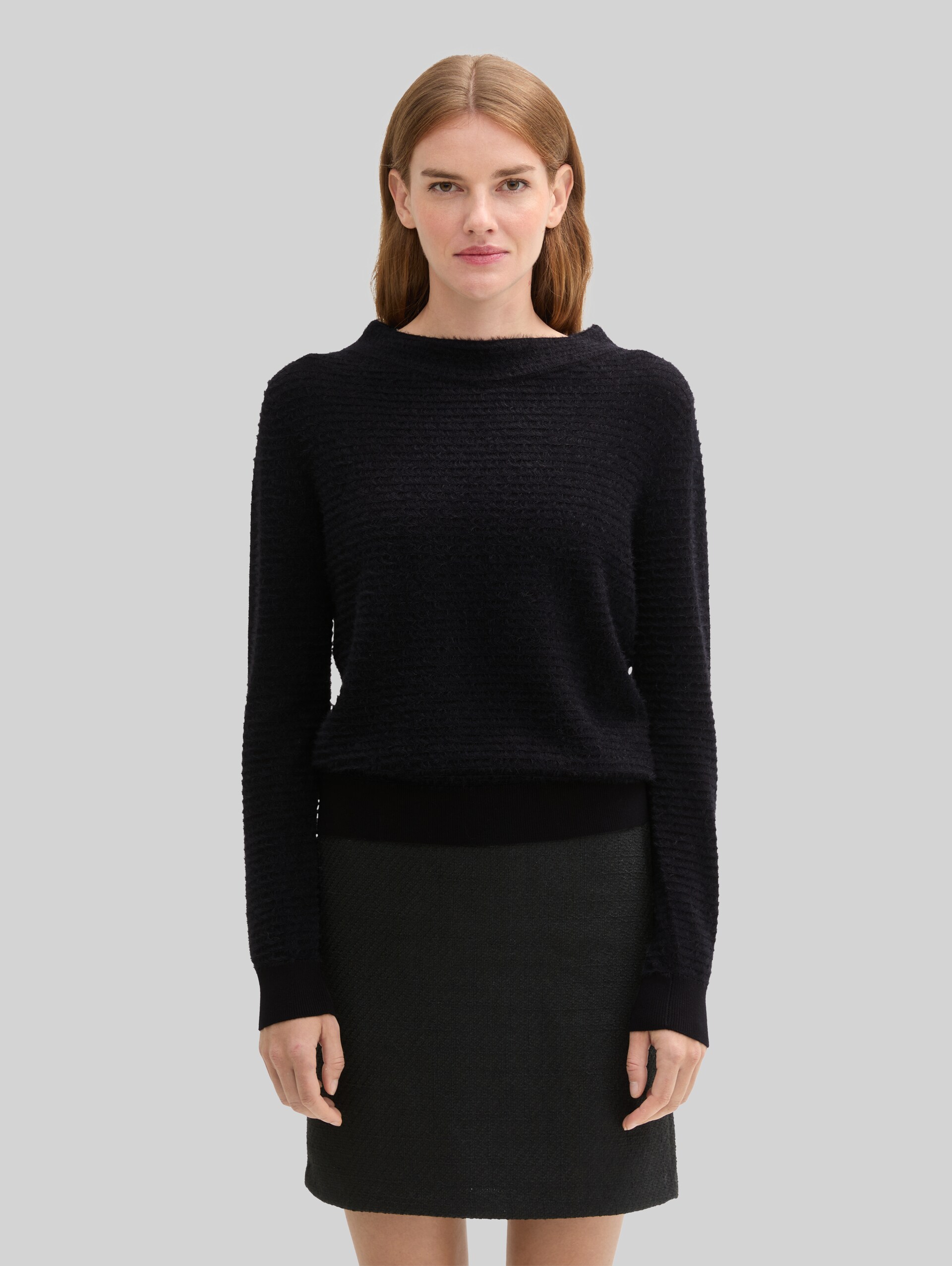 Strickpullover aus Federgarn - deep black - Ausschnitt Model-Vorderansicht