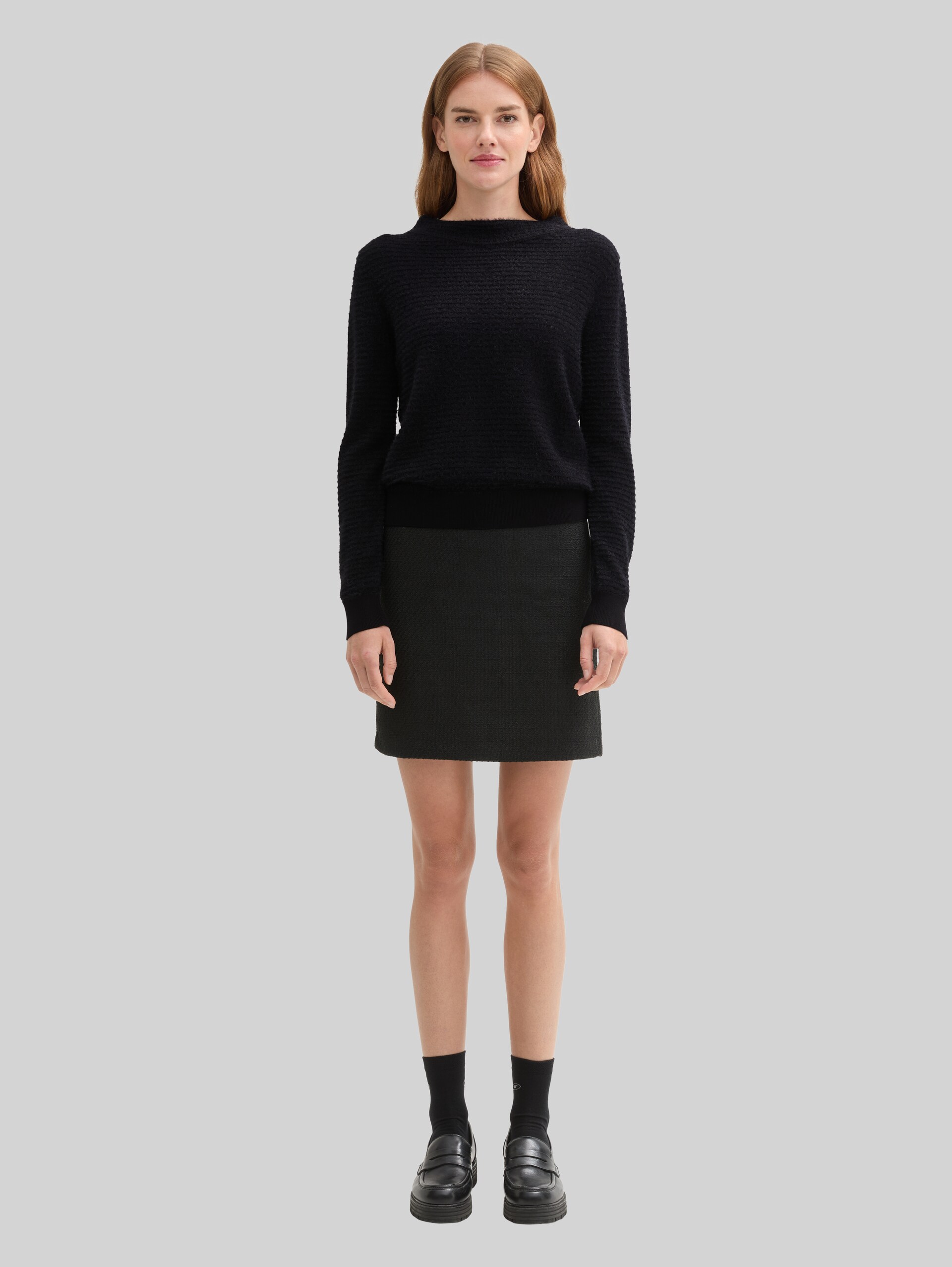 Strickpullover aus Federgarn - deep black - Model-Vorderansicht