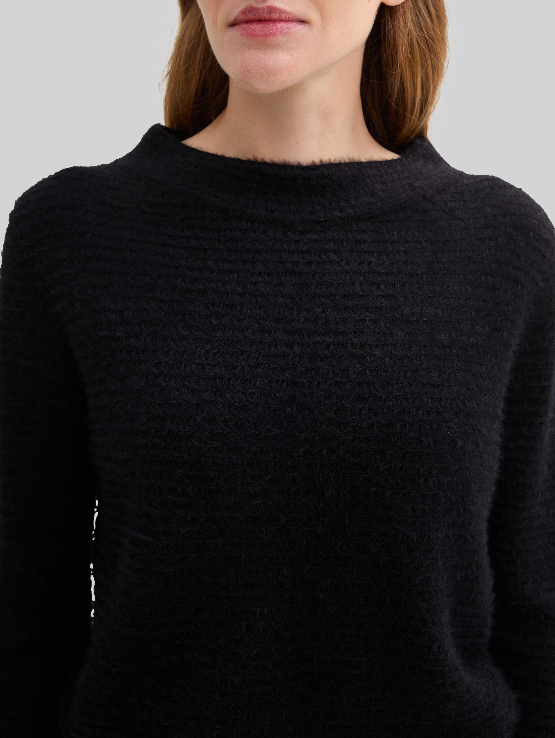 Strickpullover aus Federgarn - deep black - Detail-Model-Ansicht