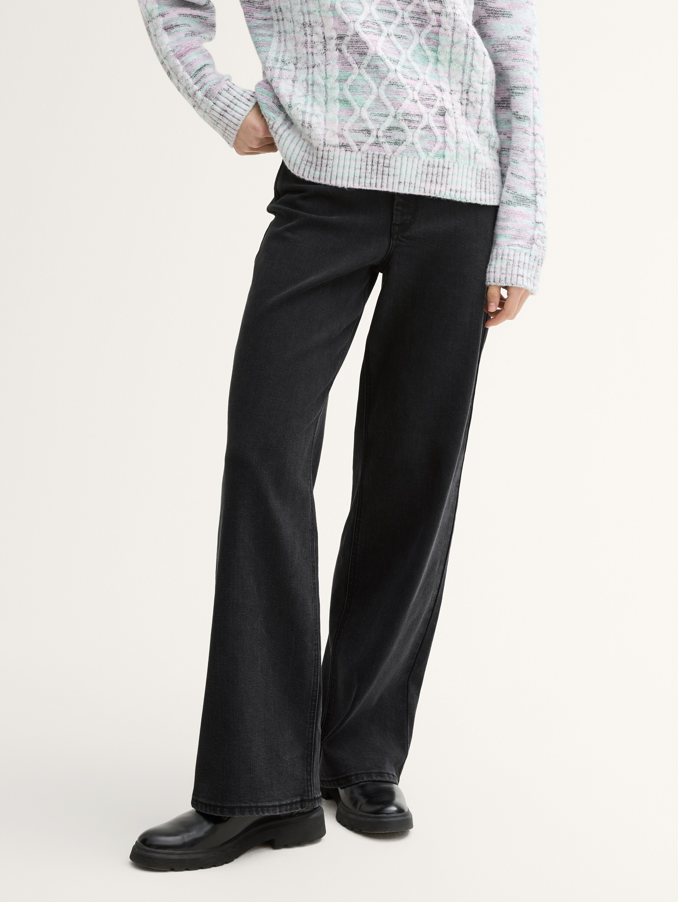 Wide Leg Jeans mit High Waist - schwarz - Ausschnitt Model-Vorderansicht