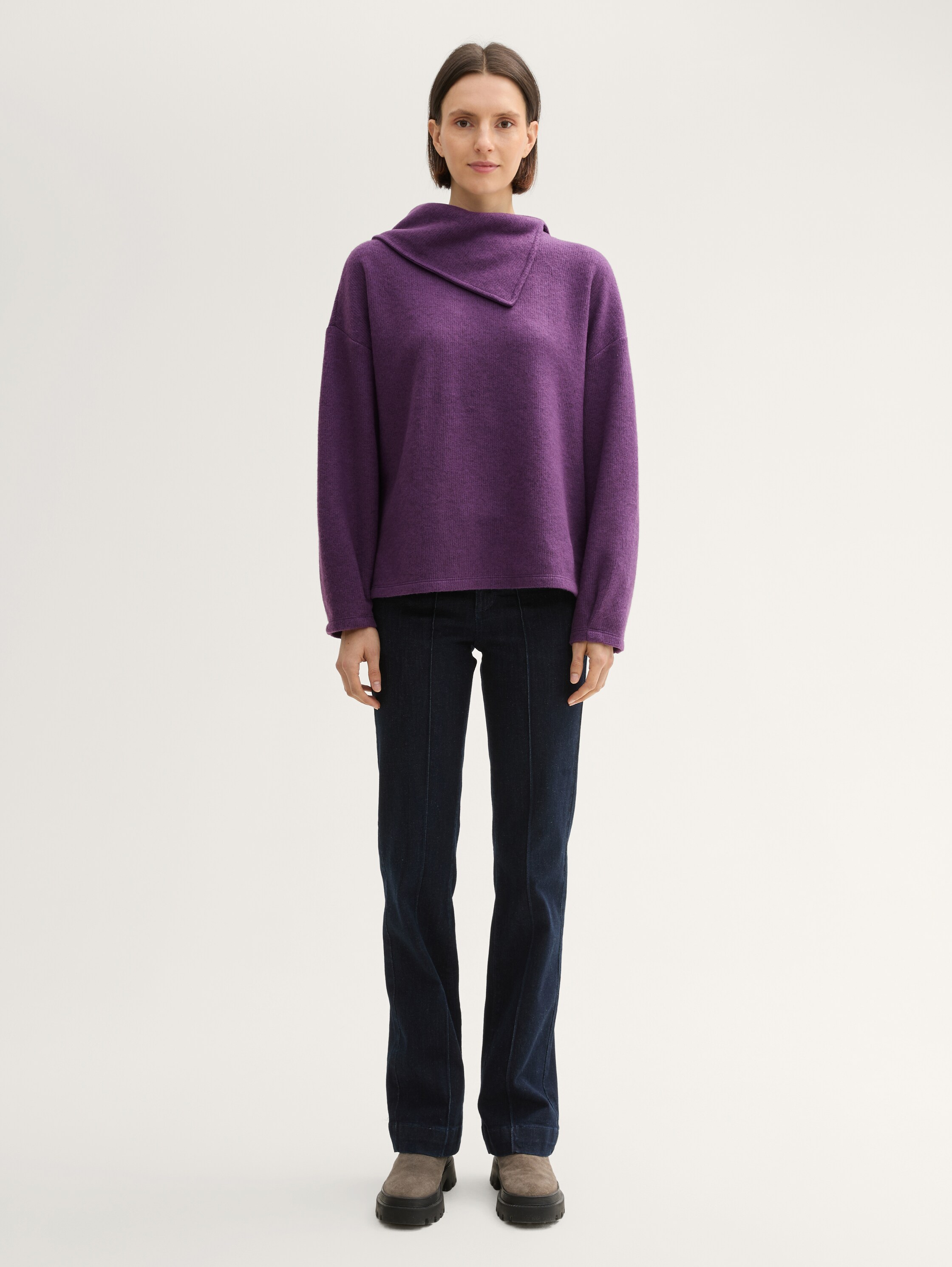Sweater met asymmetrische kraag - cosmic violet melange - Model vooraanzicht
