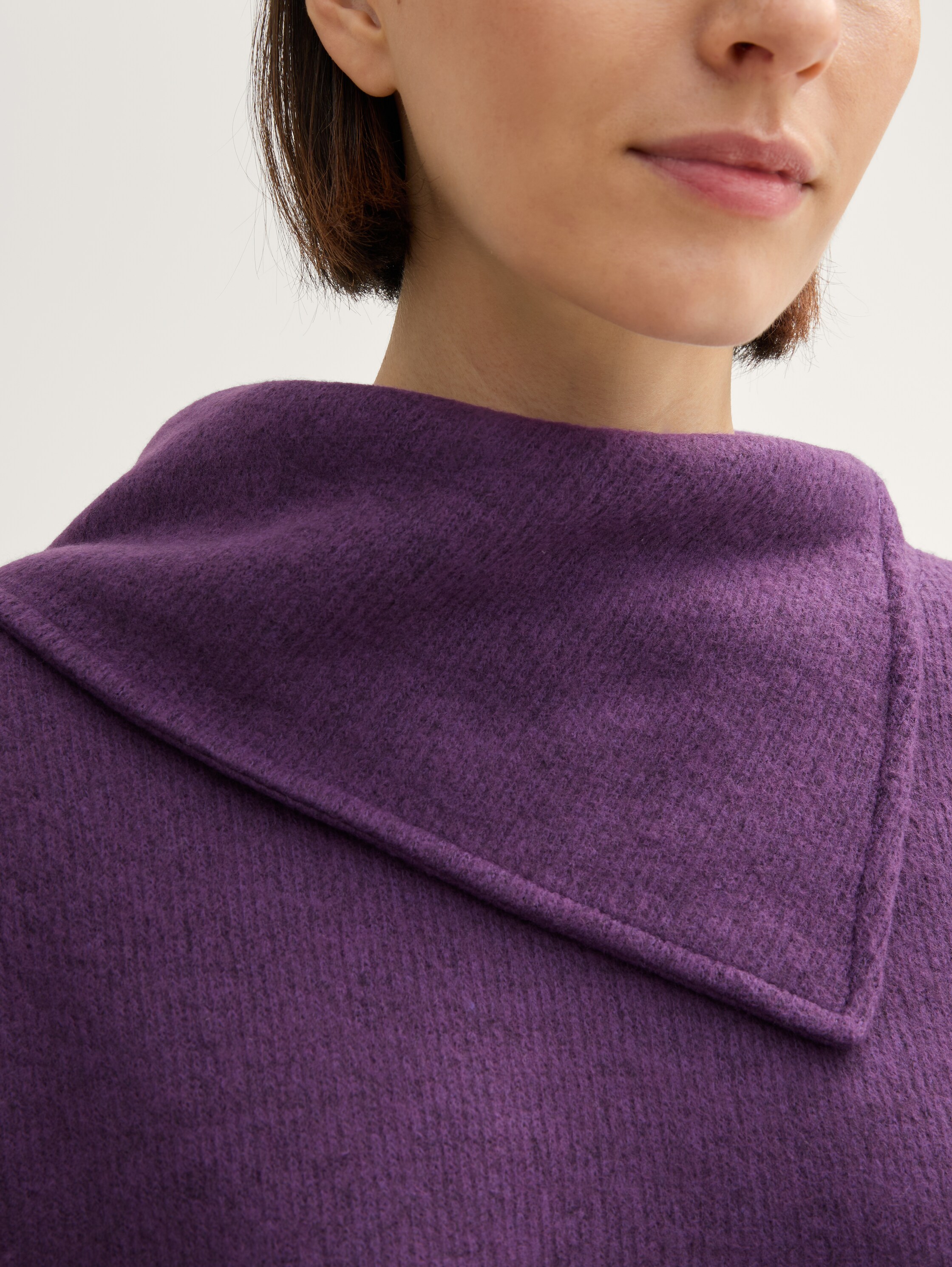 Sweater met asymmetrische kraag - cosmic violet melange - Detailaanzicht model