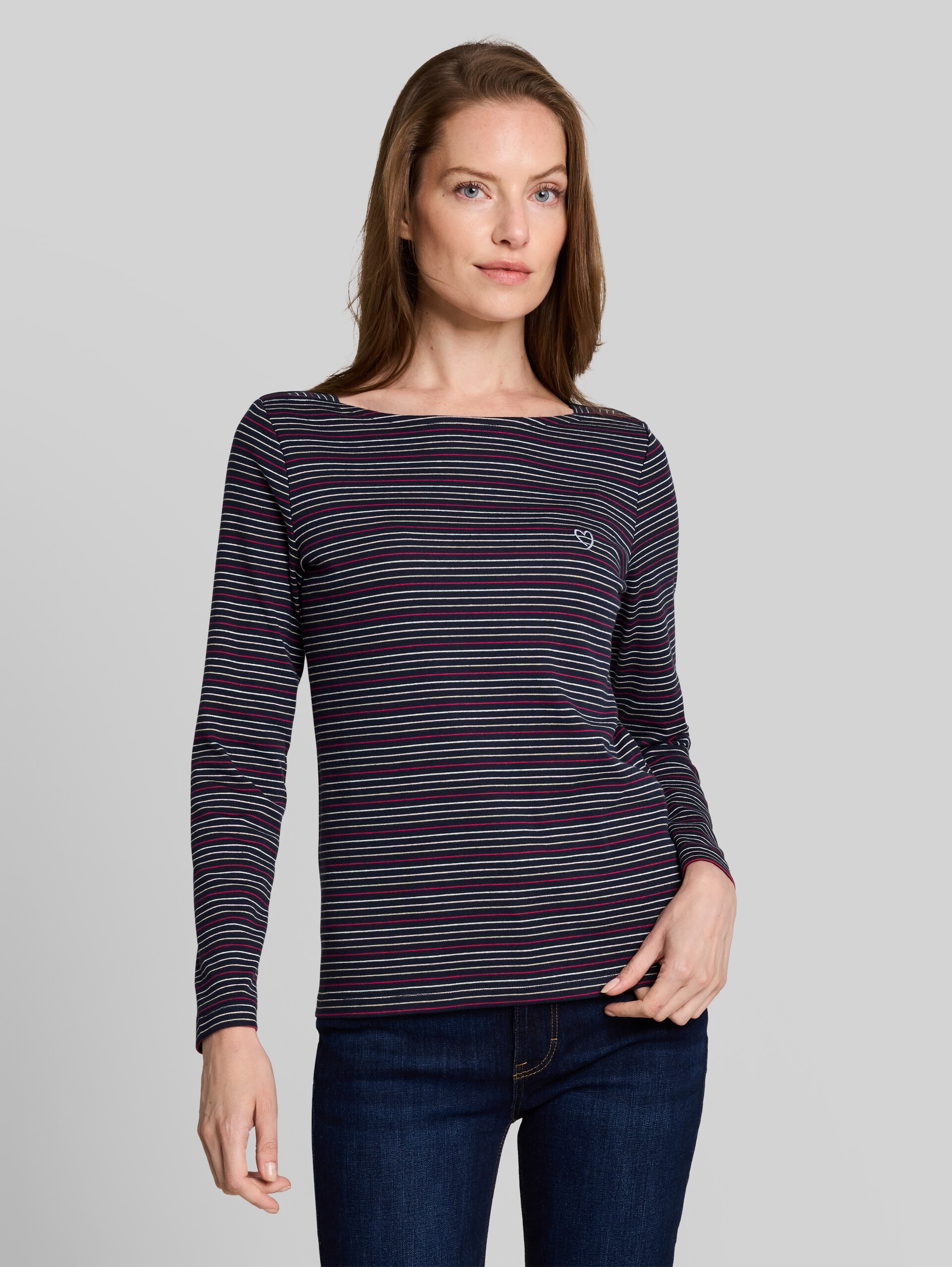Langarmshirt mit Herz-Stickerei - blue pink beige stripe - Ausschnitt Model-Vorderansicht